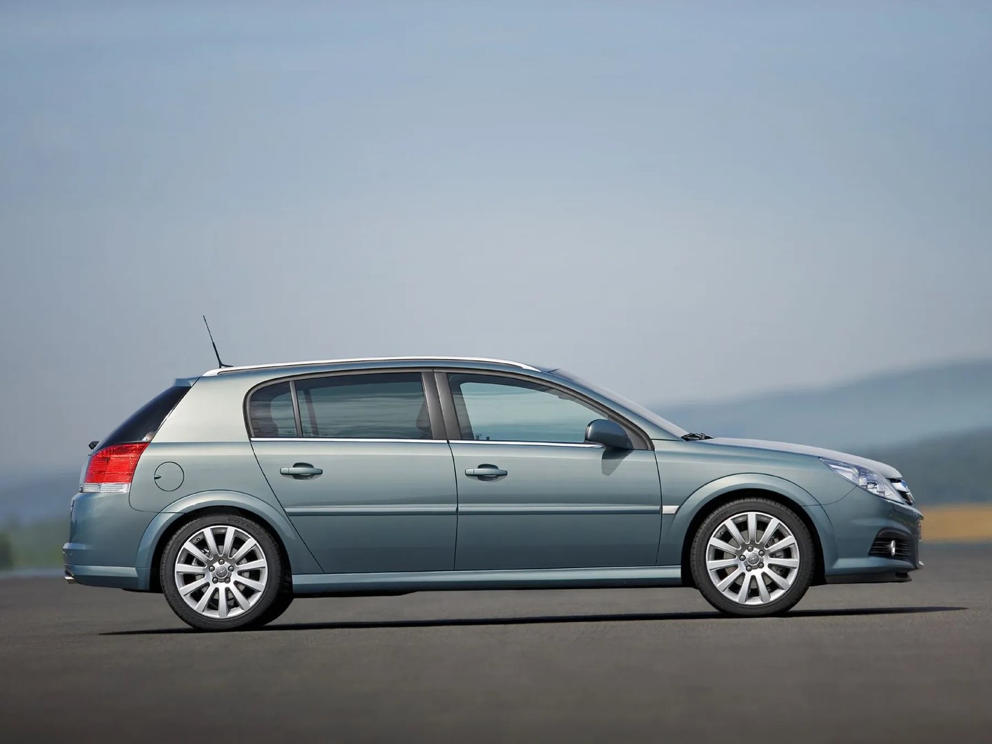 Opel_Signum_1_generation_restyling__Hatchback_5-door__3.jpg