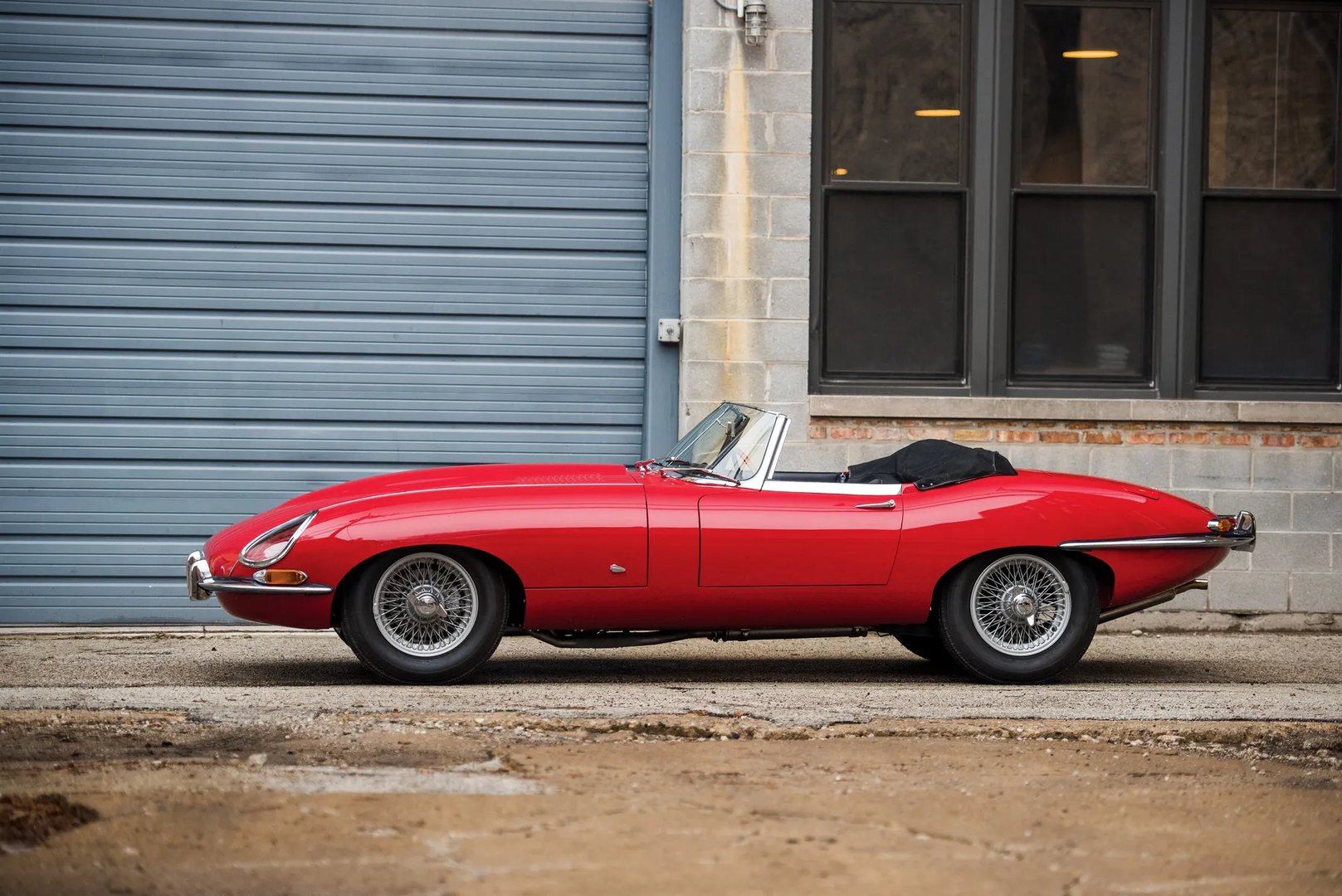Jaguar_E-type_1_generation__Cabrio__6.jpg