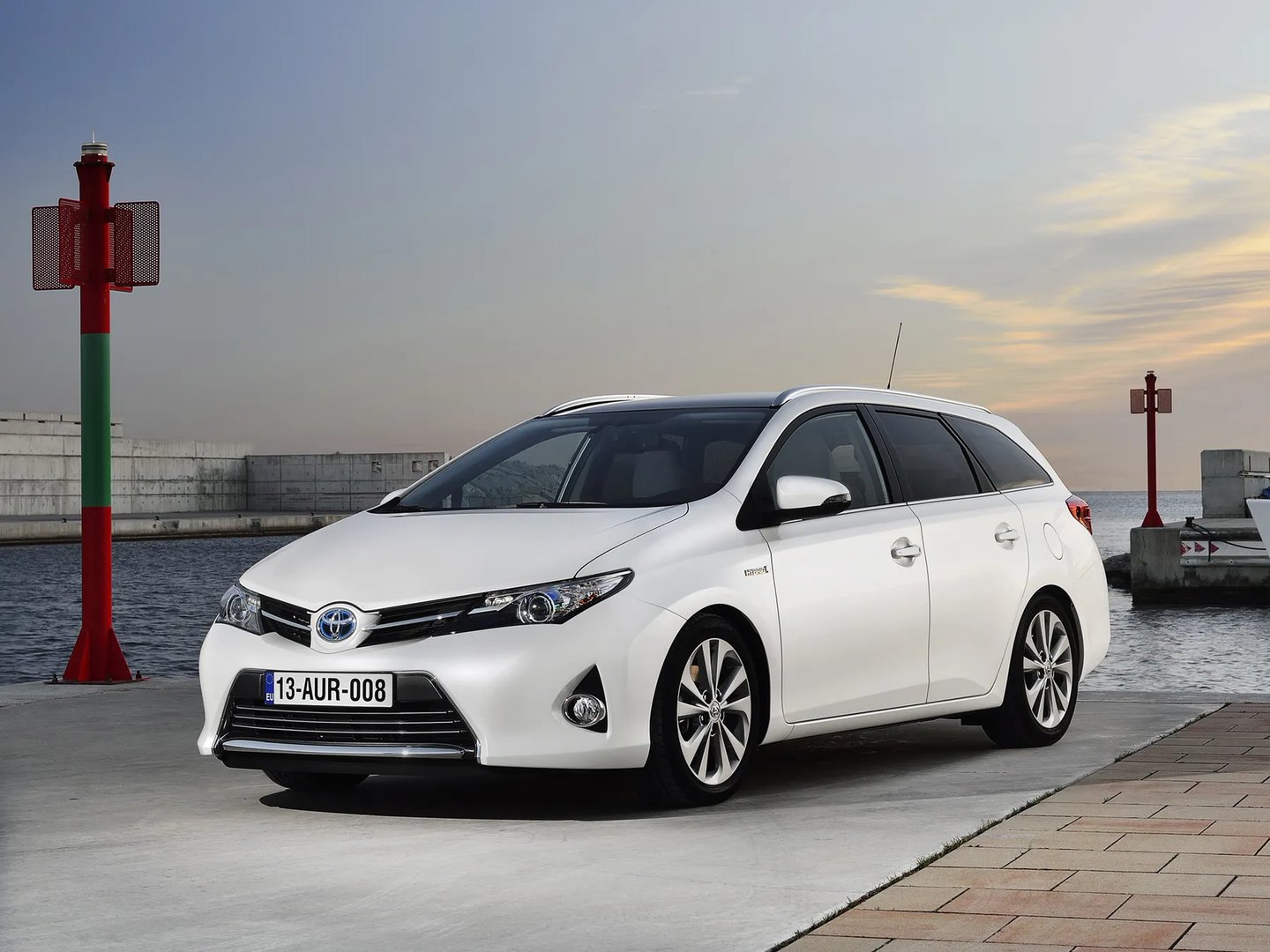 Toyota_Auris_2_generation__Estate_5-door__11.jpg