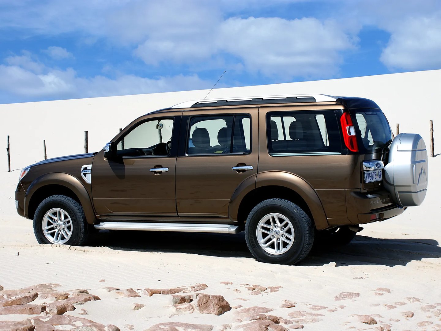 Ford_Everest_1_generation_restyling__SUV_5-doors__2.jpg