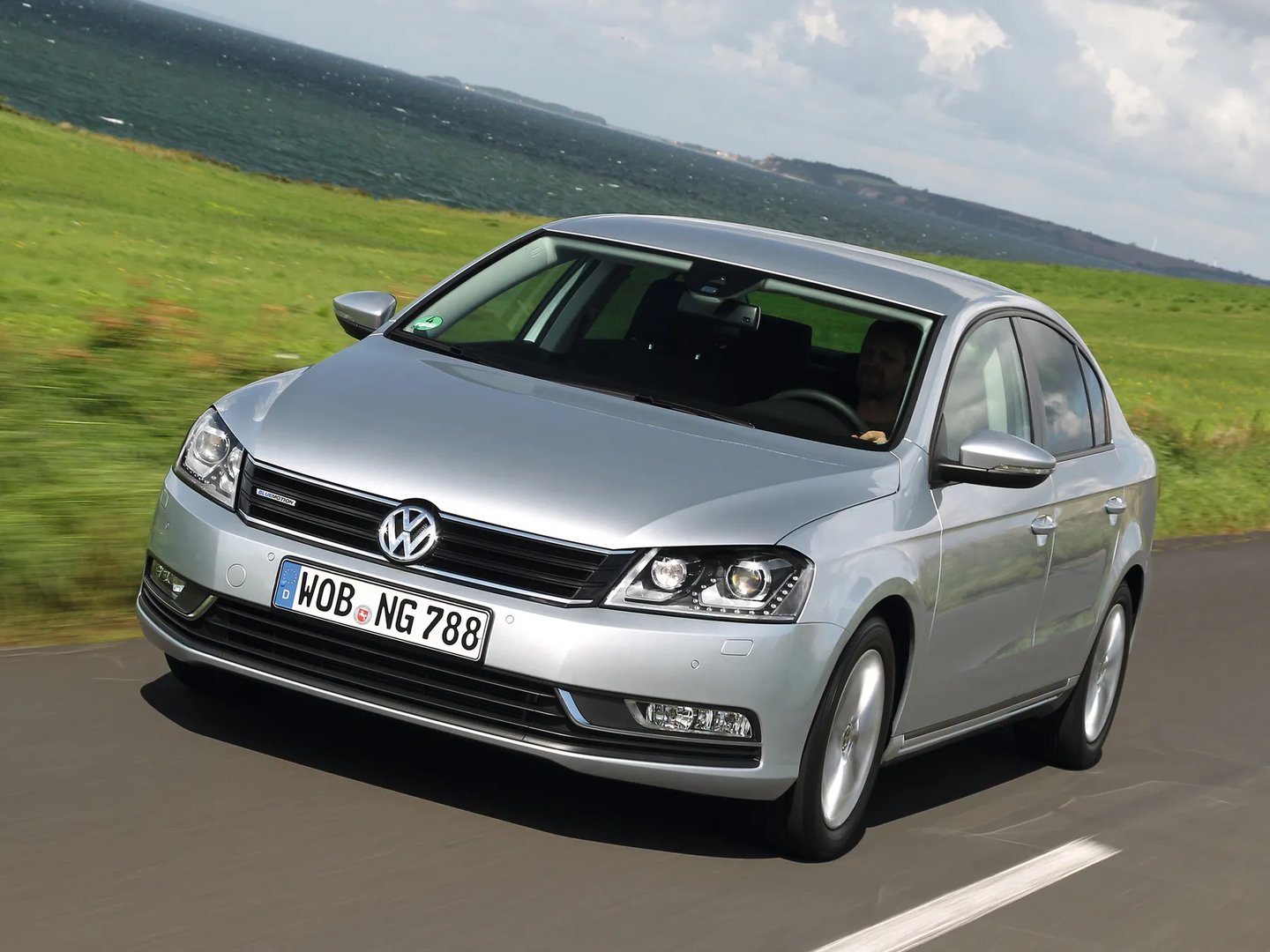 Volkswagen_Passat_7_generation__Sedan__13.jpg