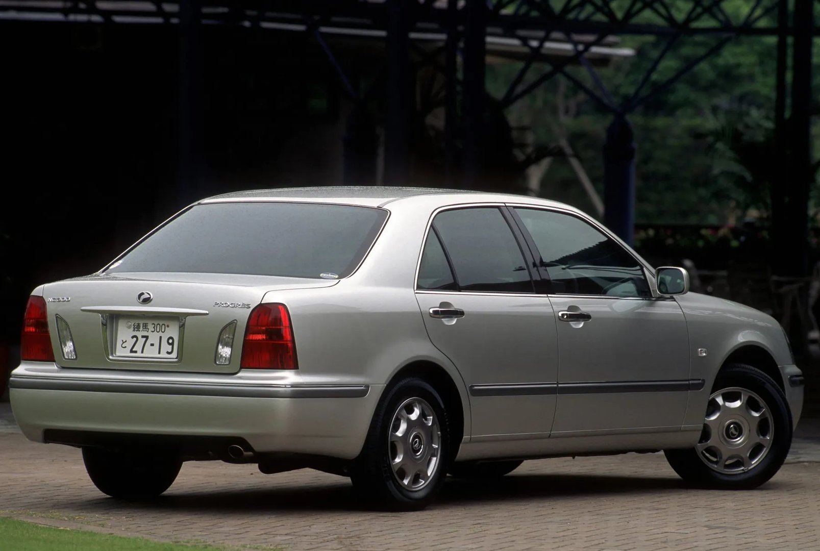 Toyota_Progres_1_generation__Sedan__1.jpg