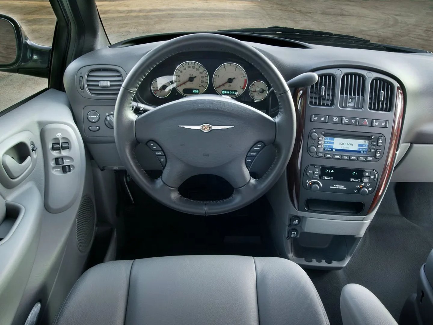Chrysler_Grand_Voyager_4_generation_restyling__Minivan__13.jpg