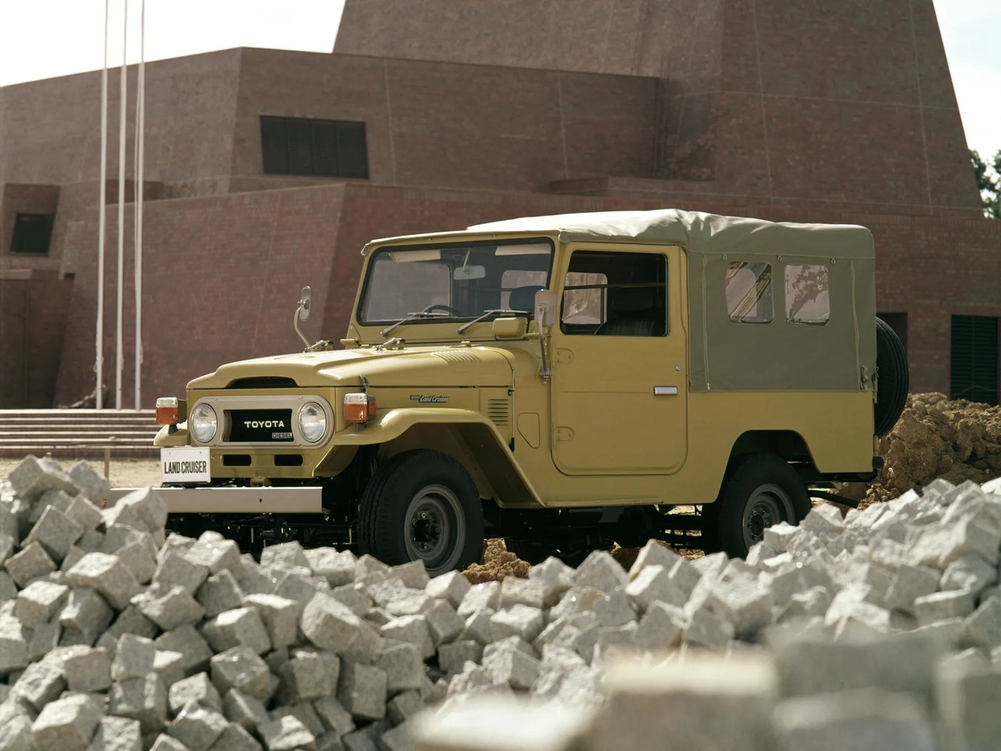 Toyota_LC_5_generation__SUV_cabriolet__1.jpg