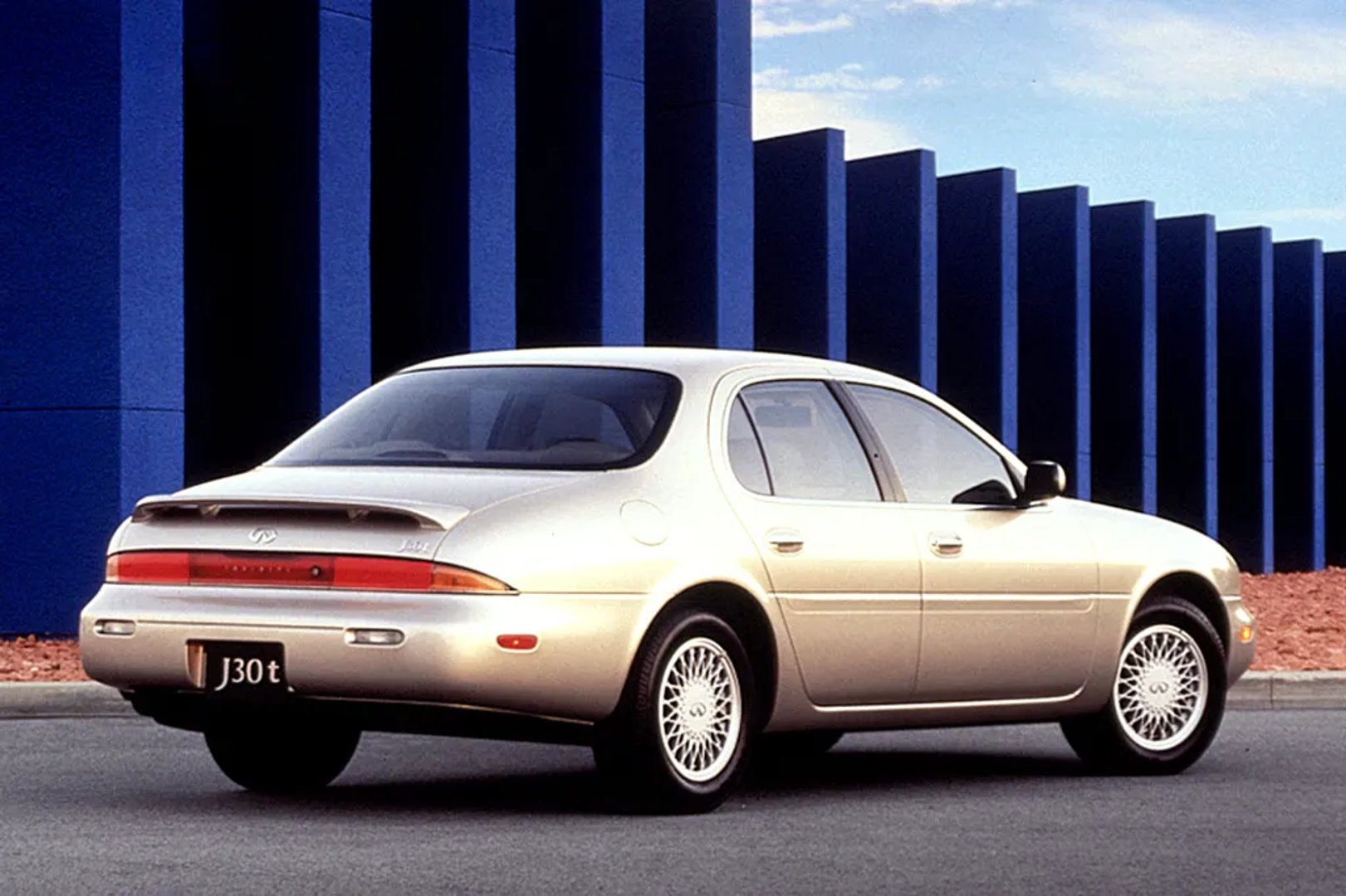 Infiniti_J_1_generation__Sedan__4.jpg
