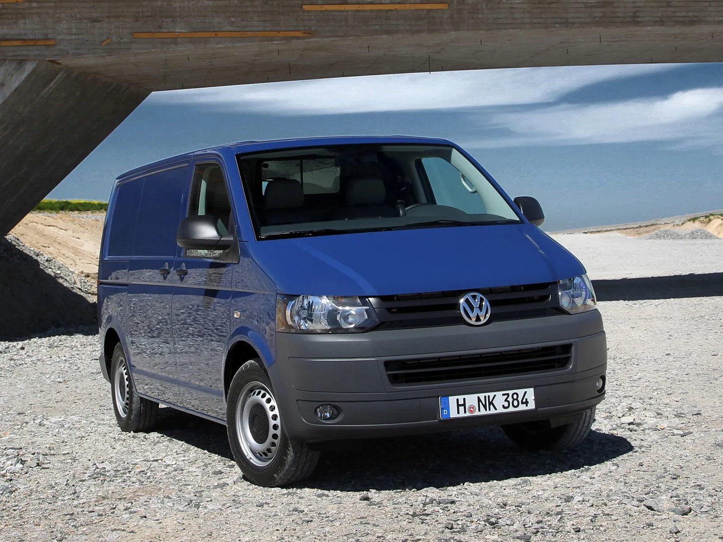 Volkswagen_Transporter_5_generation_restyling__Van__6.jpg