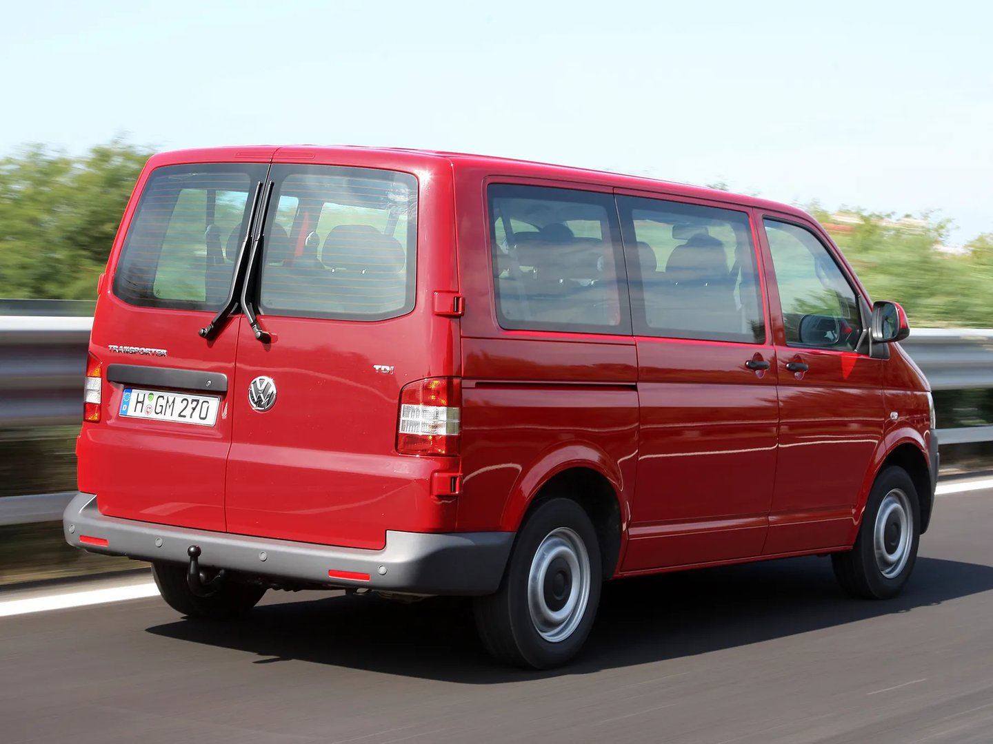 Volkswagen_Transporter_5_generation_restyling__Minivan__2.jpg