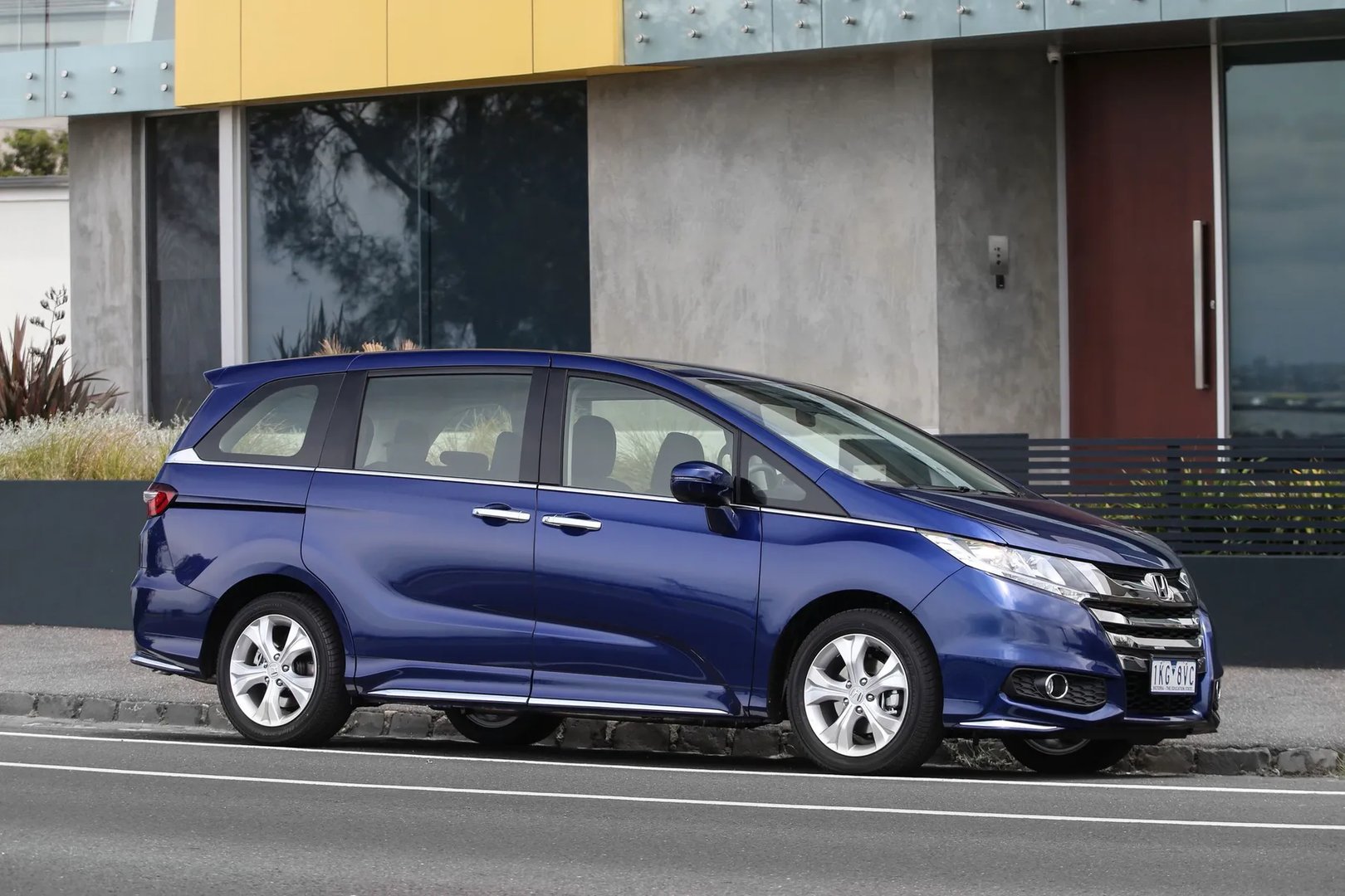 Honda_Odyssey_5_generation_restyling__Minivan__5.jpg