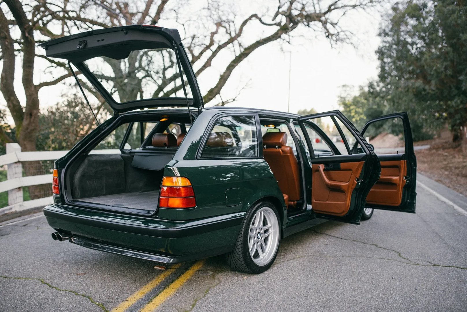 BMW_M5_2_generation__Estate_5-door__8.jpg