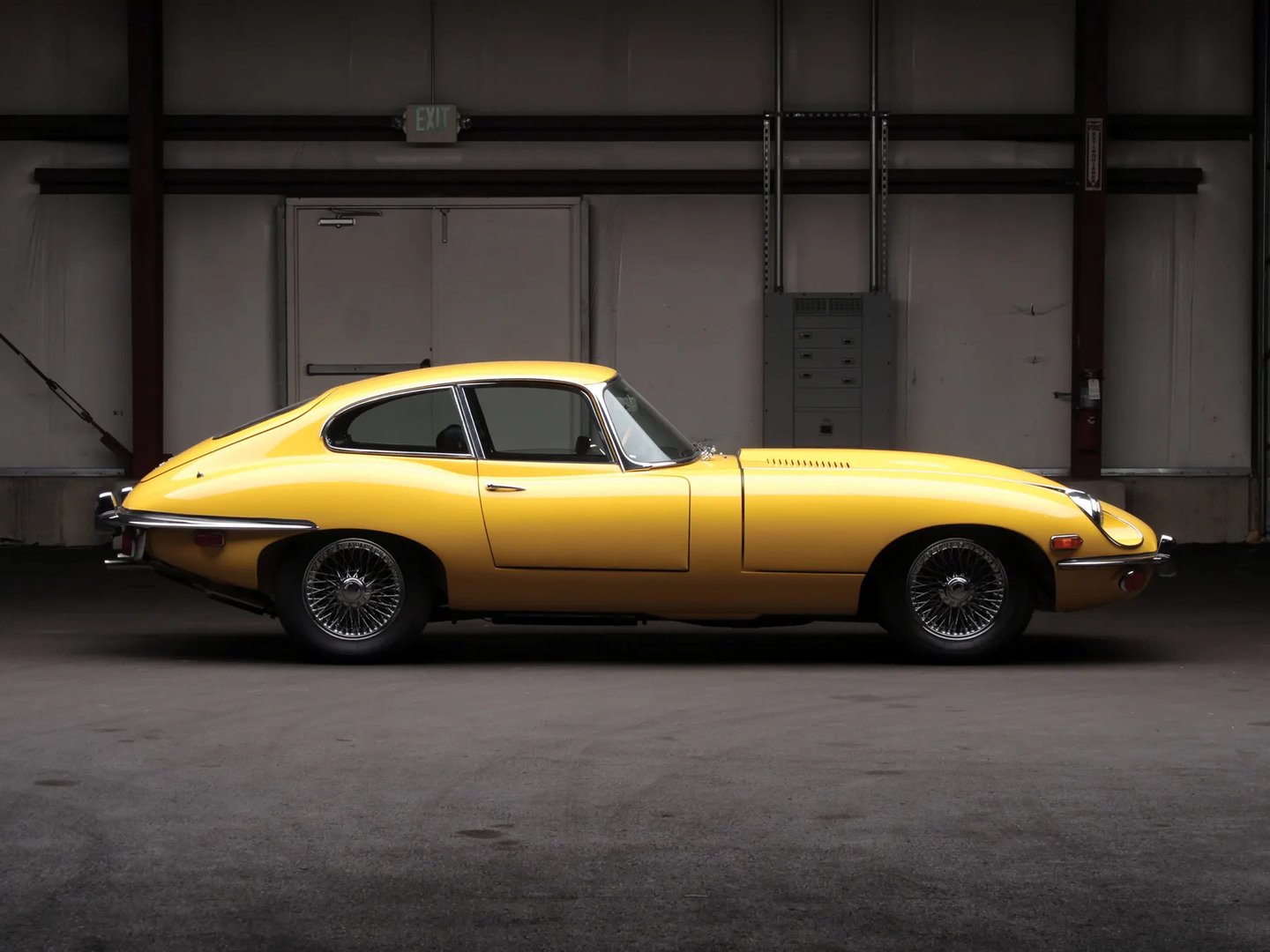 Jaguar_E-type_2_generation__Coupe__1.jpg