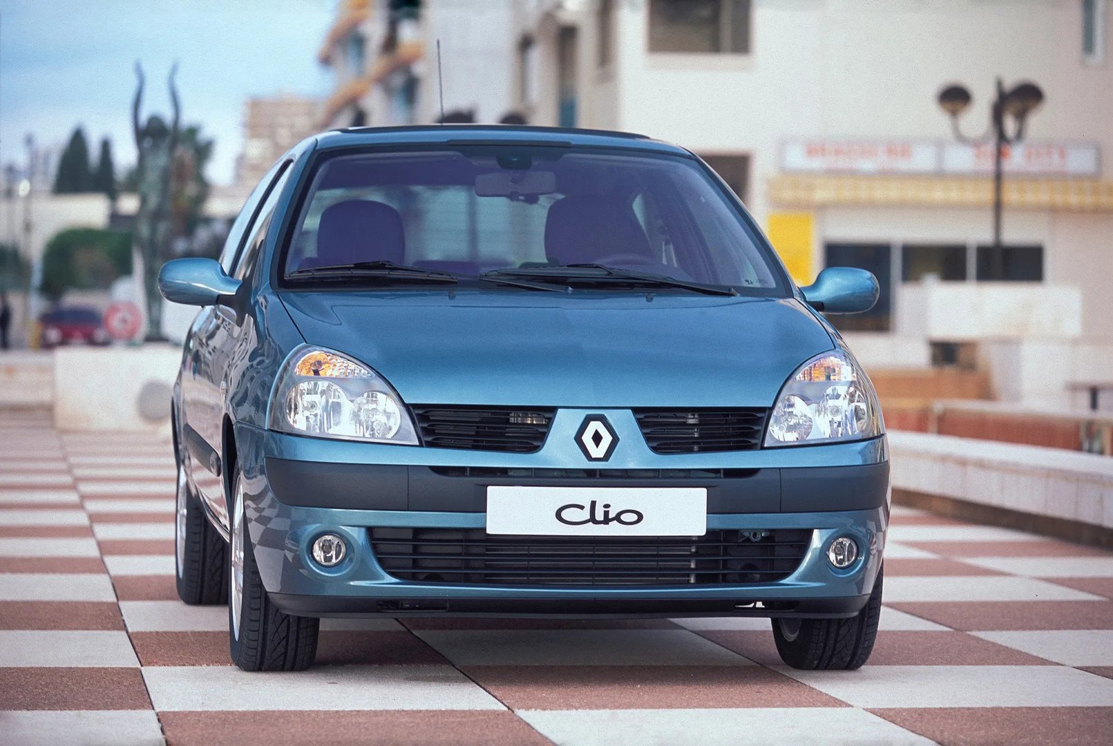 Renault_Clio_2_generation_restyling_2__Mini_3-doors__2.jpg