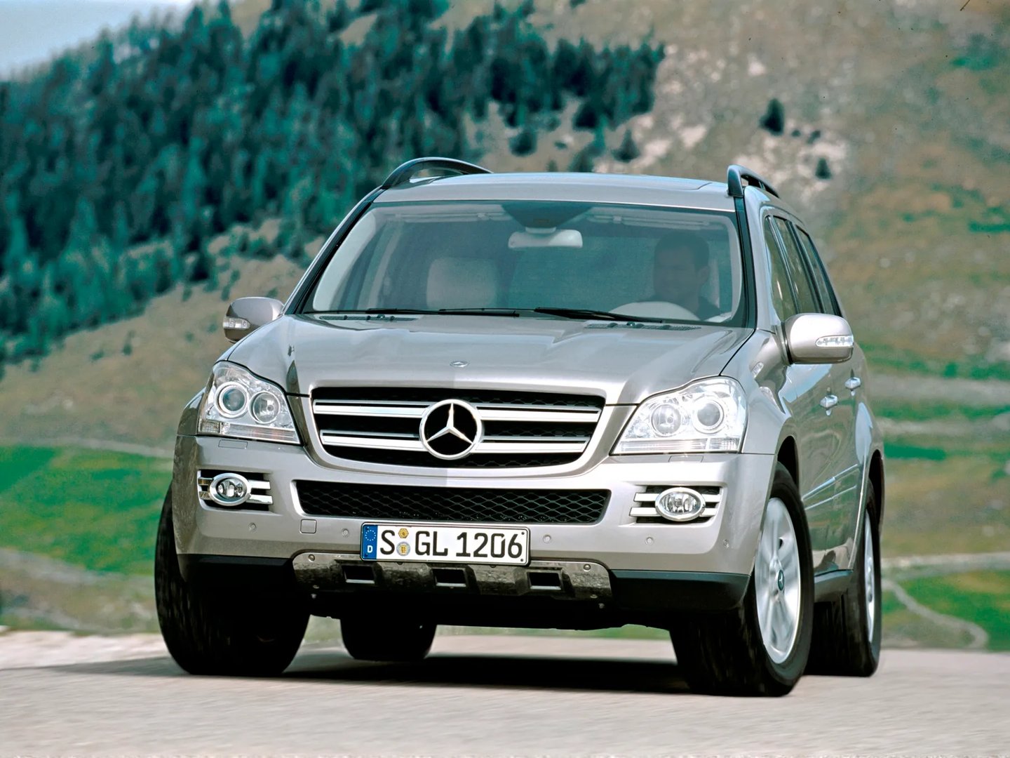 Mercedes_GL-Class_1_generation__SUV_5-doors__3.jpg
