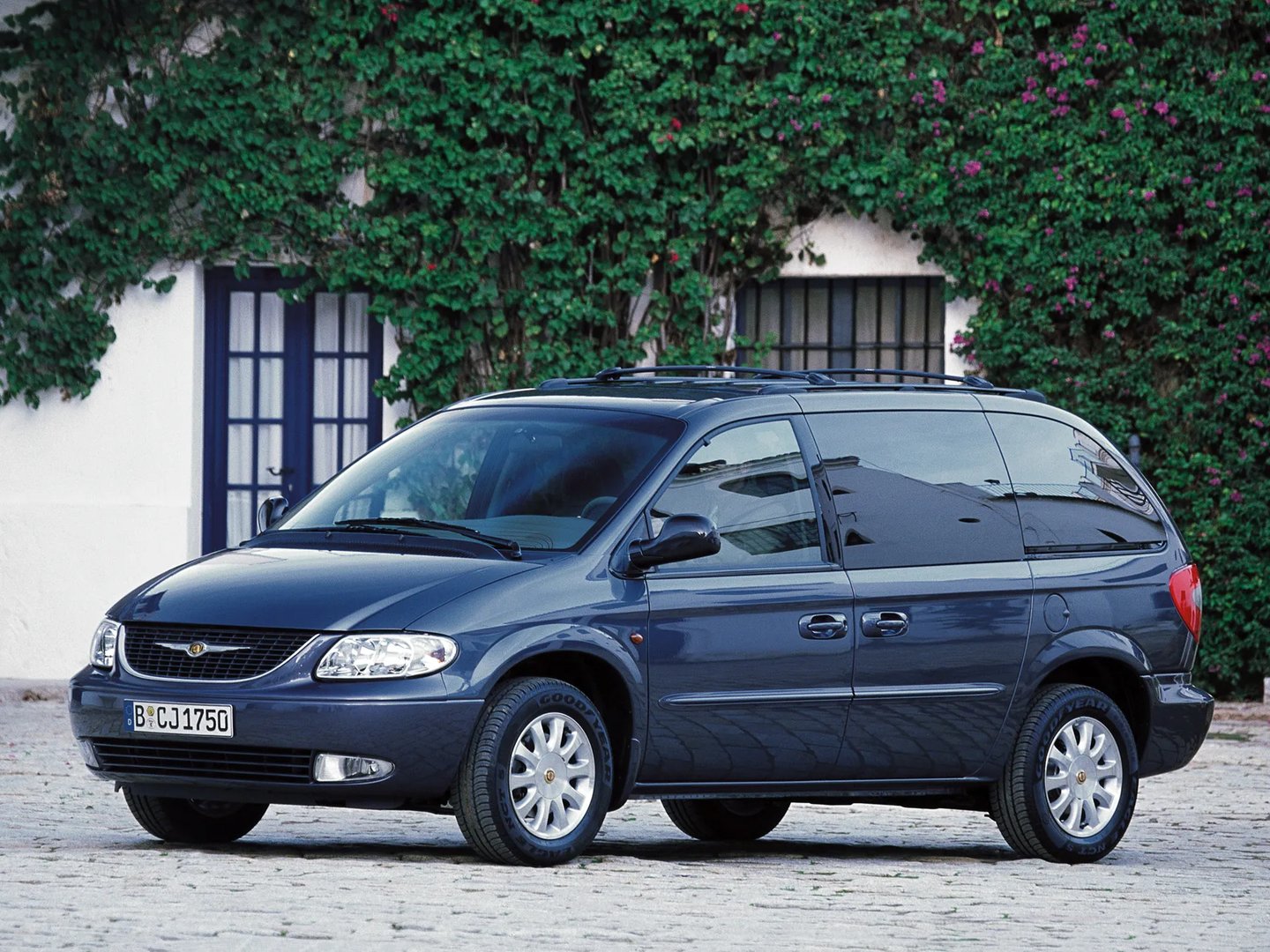 Chrysler_Grand_Voyager_4_generation__Minivan__9.jpg