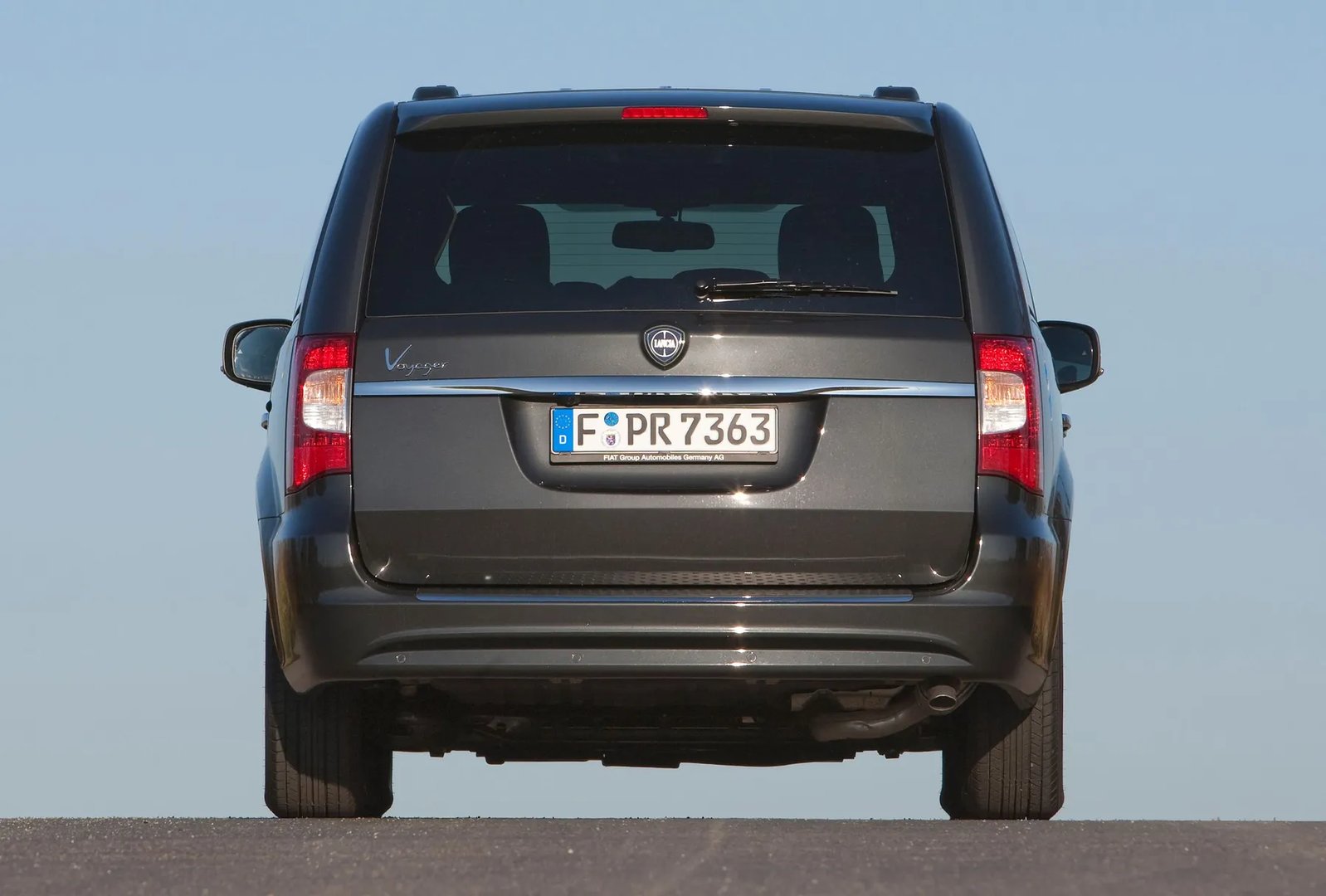 Lancia_Voyager_1_generation__Minivan__4.jpg