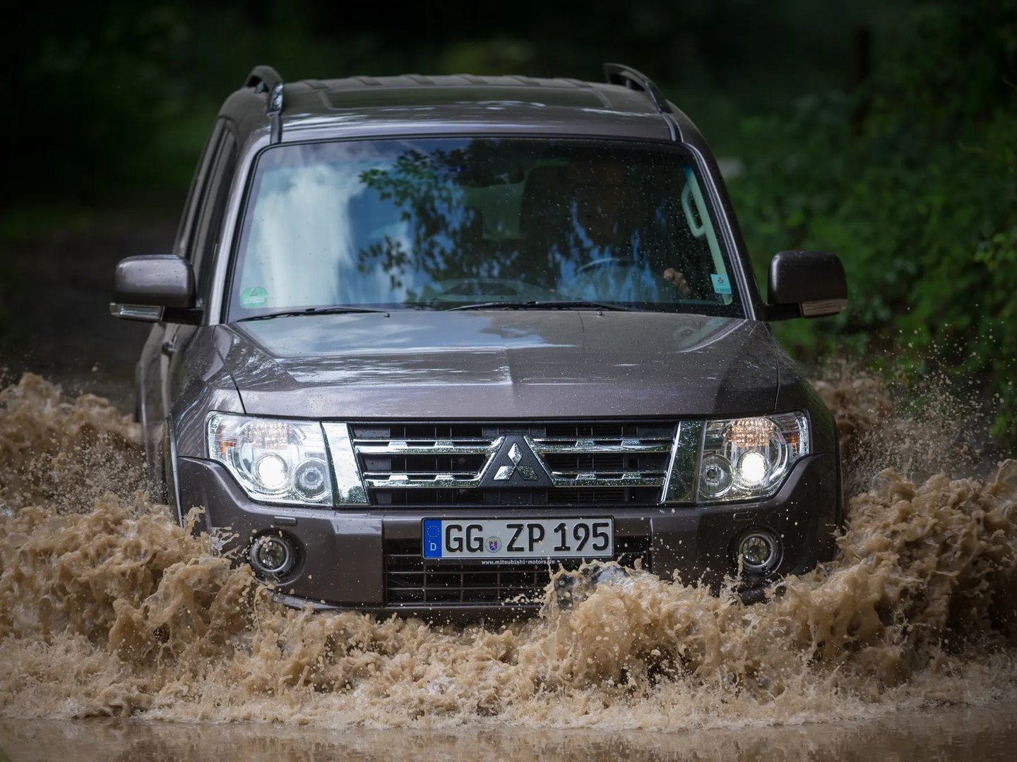 Mitsubishi_Pajero_4_generation_restyling_1__SUV_5-doors__3.jpg
