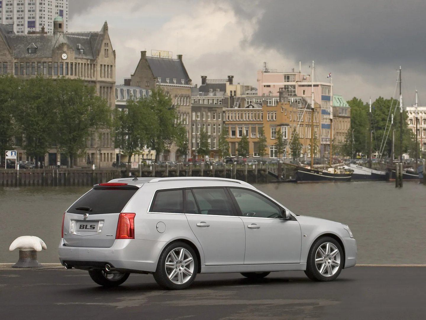 Cadillac_BLS_1_generation__Estate_5-door__12.jpg