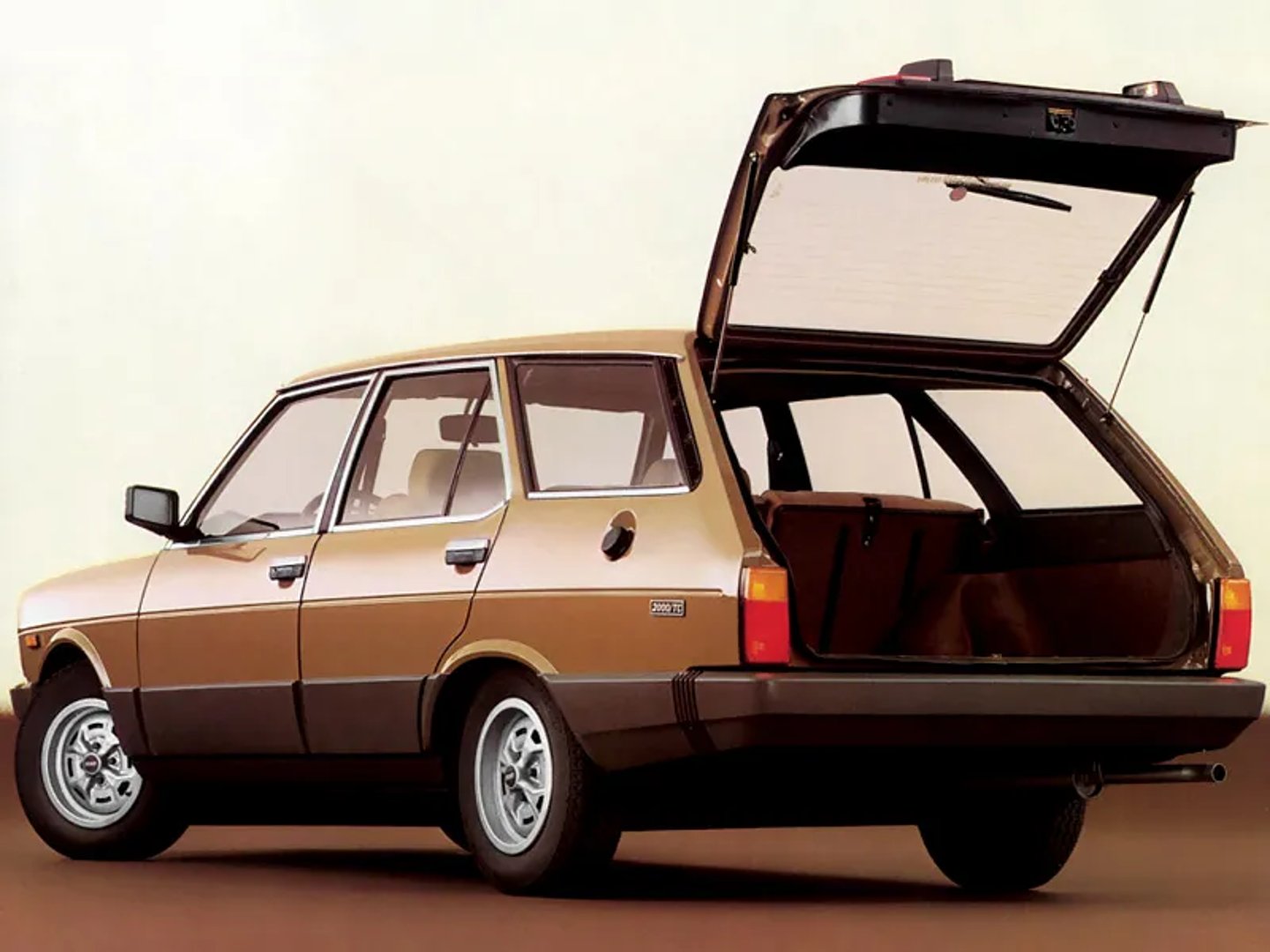 Fiat_131_1_generation__Estate_5-door__3.jpg