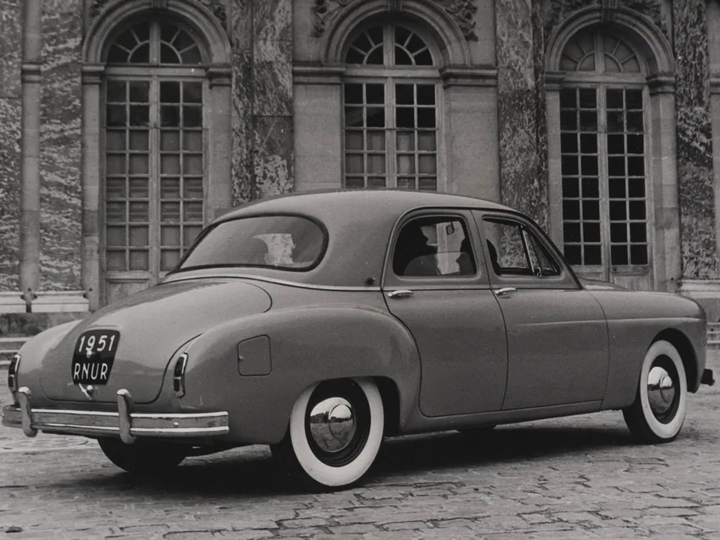 Renault_Fregate_1_generation__Sedan__5.jpg