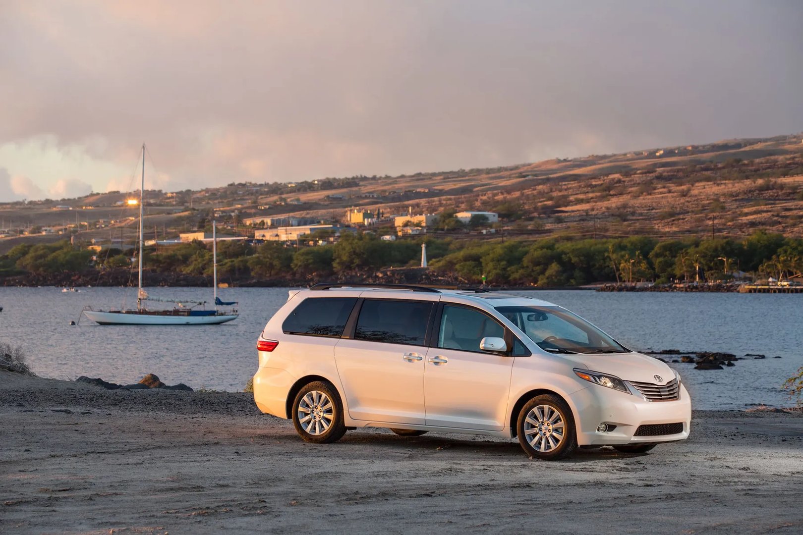 Toyota_Sienna_3_generation_restyling_1__Minivan__12.jpg