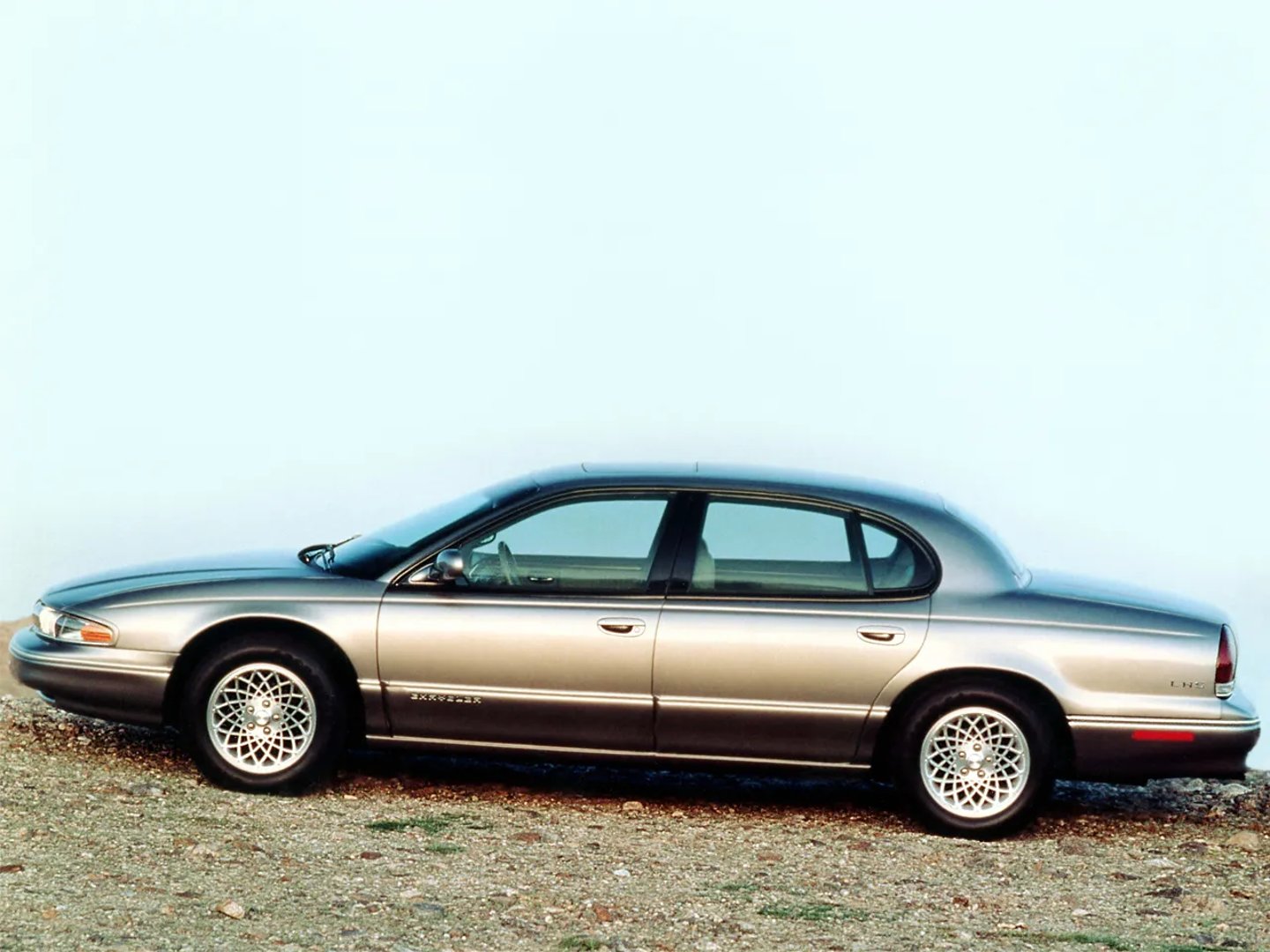 Chrysler_LHS_1_generation__Sedan__2.jpg