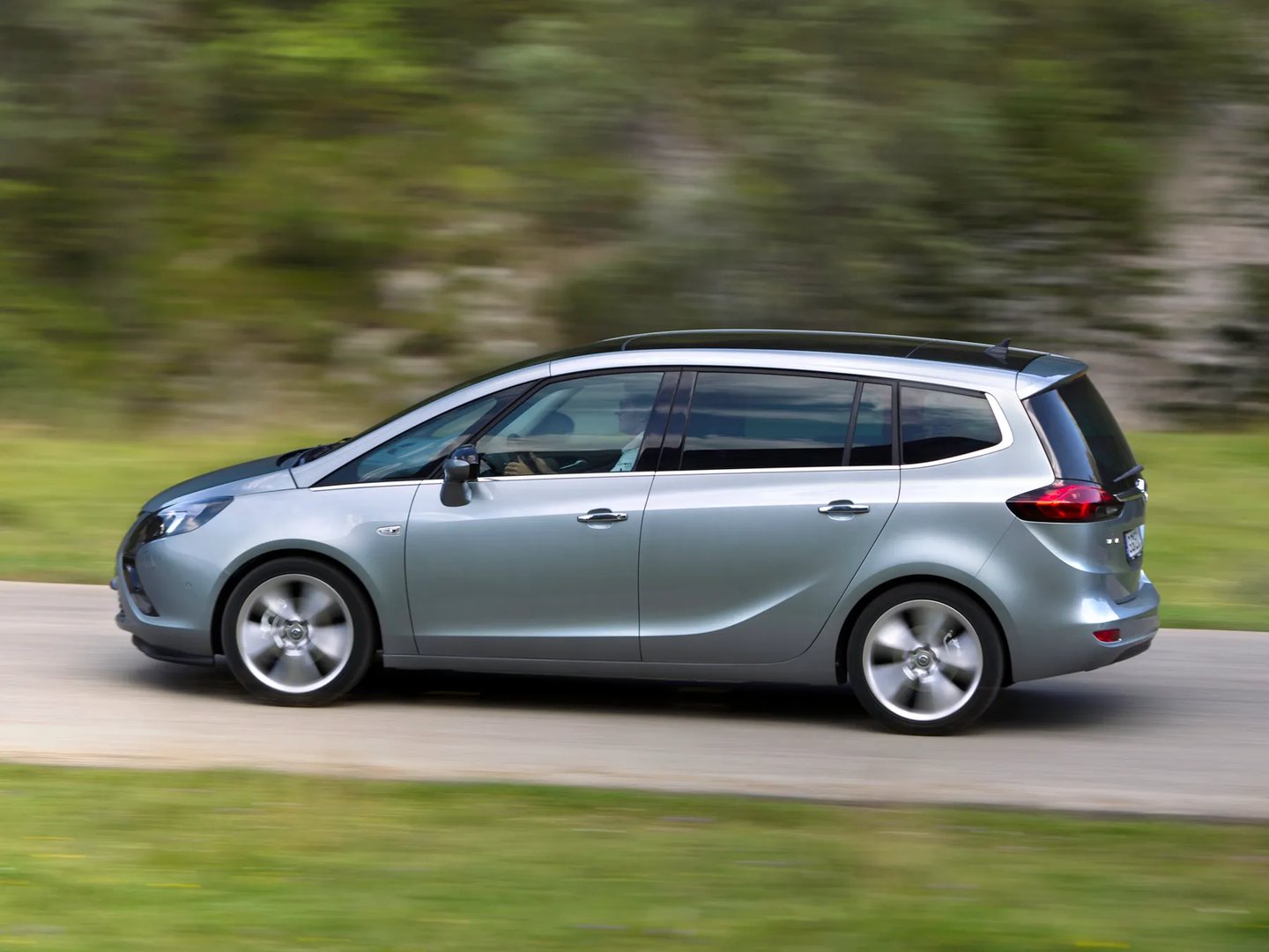 Opel_Zafira_3_generation__Compact_Van__3.jpg