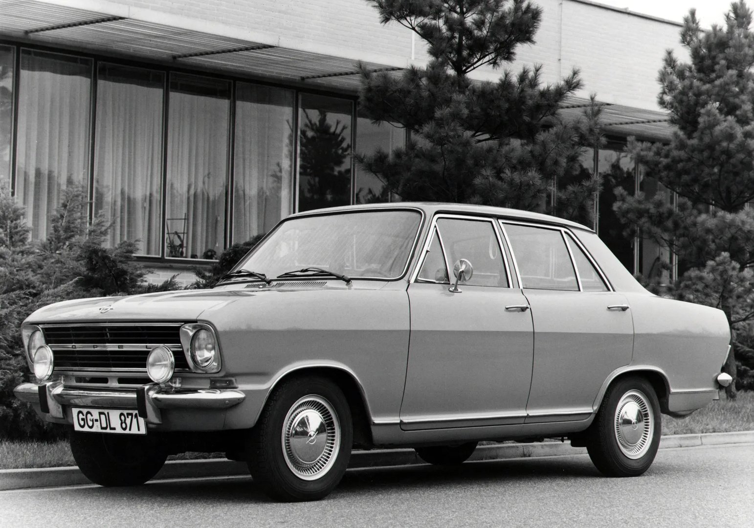 Opel_Kadett_2_generation__Sedan__4.jpg