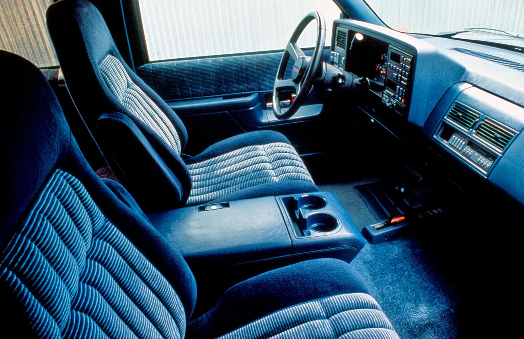 Chevrolet_Blazer_K5_3_generation__SUV_3-doors__7.jpg
