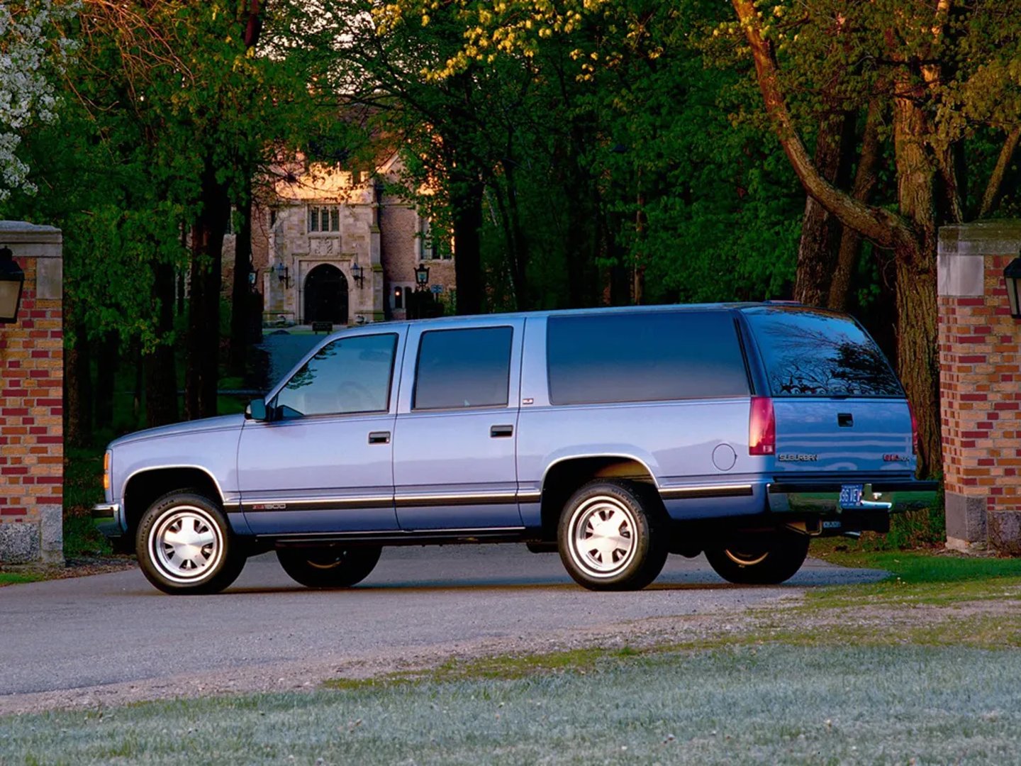 GMC_Suburban_1_generation__SUV_5-doors__9.jpg