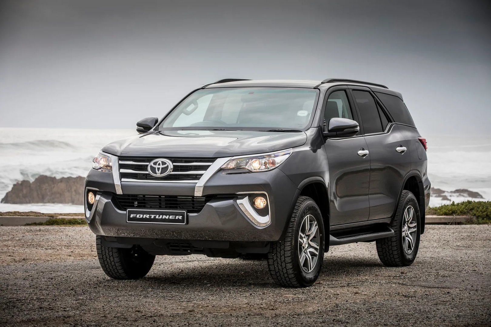 Toyota_Fortuner_2_generation__SUV_5-doors__4.jpg