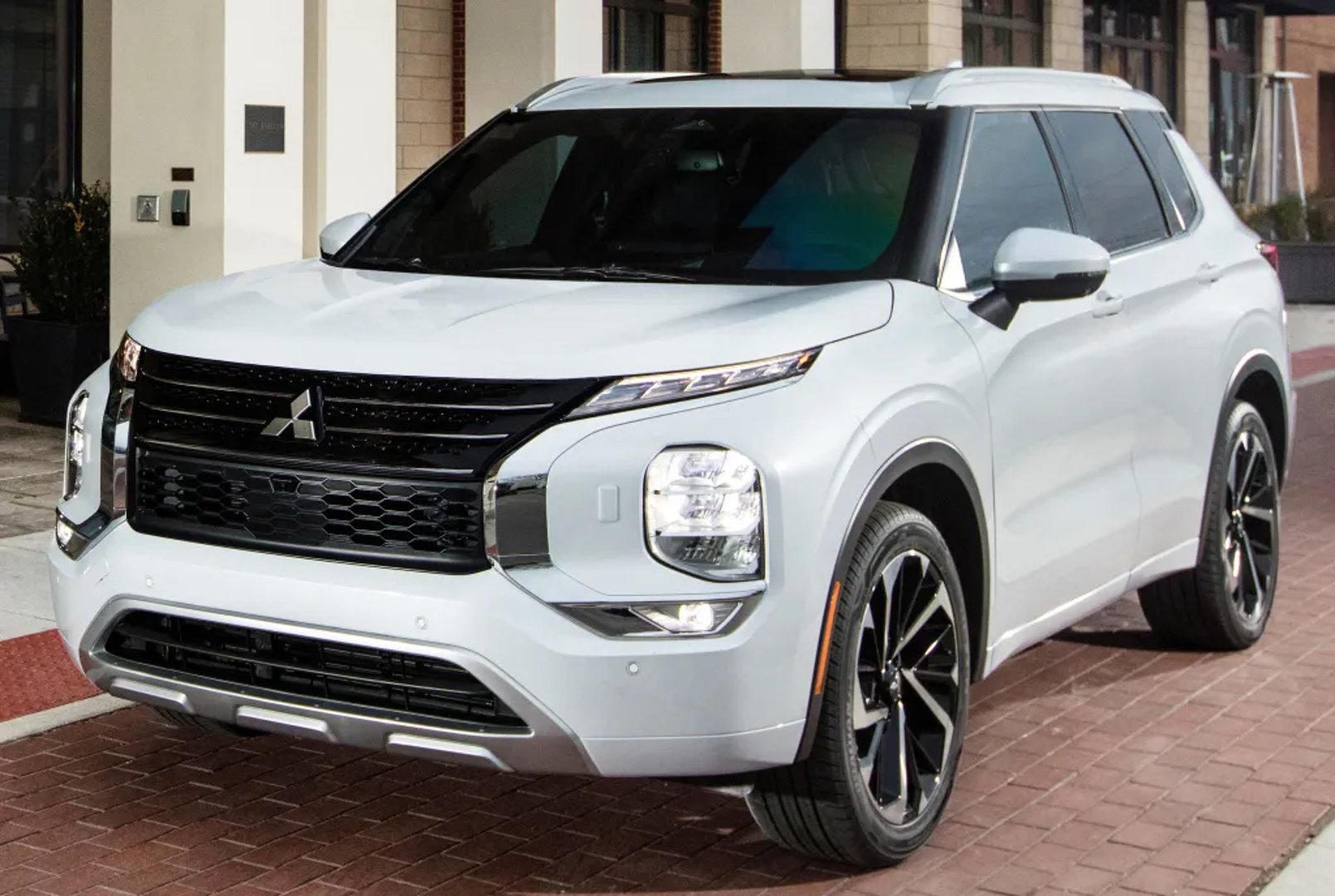 Mitsubishi_Outlander_4_generation__SUV_5-doors__1.jpg