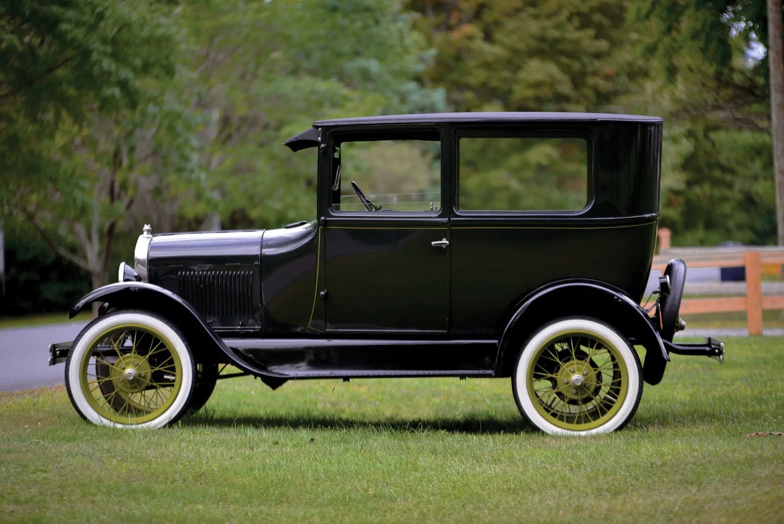 Ford_Model_T_1_generation__Sedan_2-doors__4.jpg