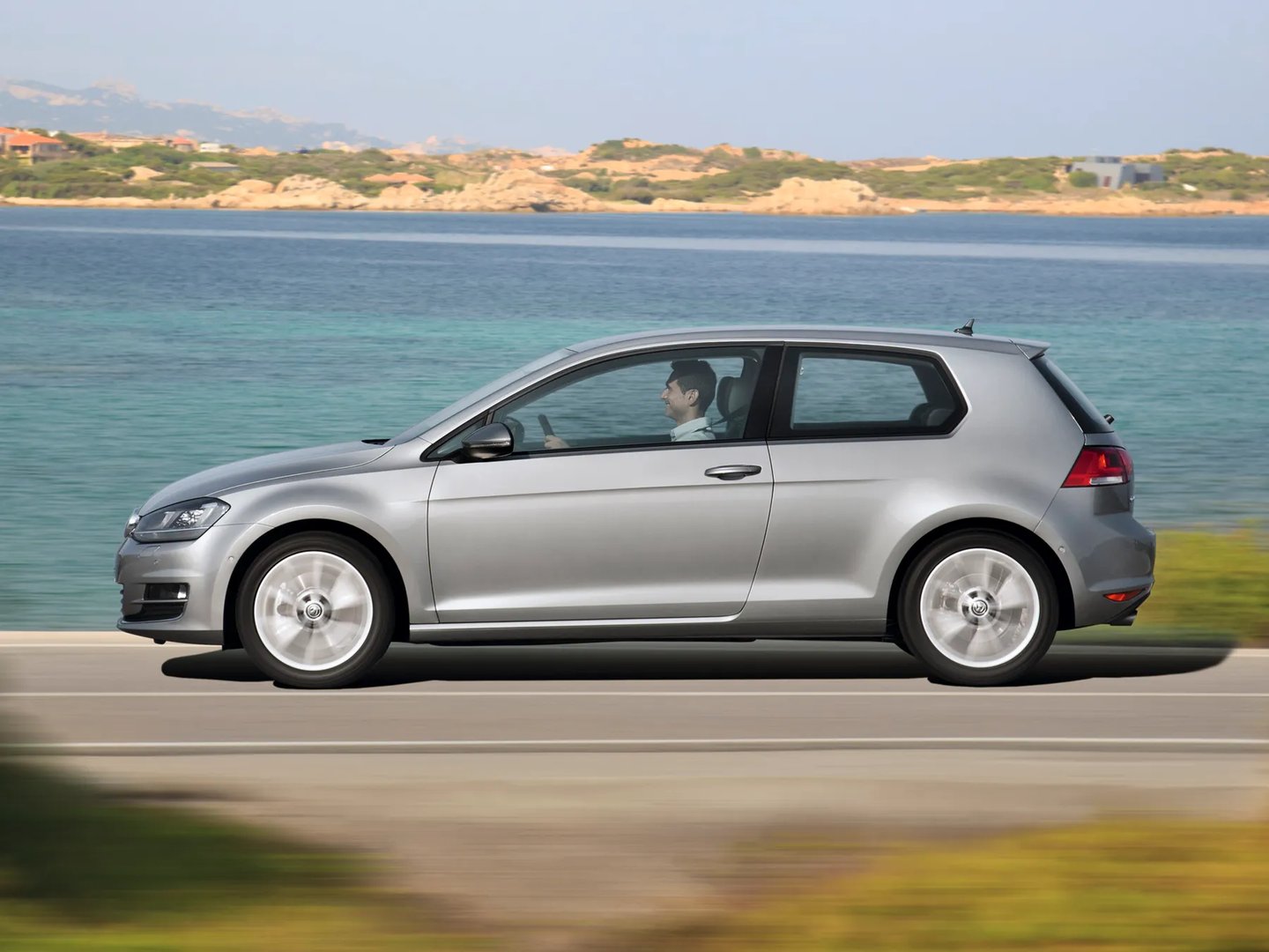 Volkswagen_Golf_7_generation__Hatchback_3-door__11.jpg