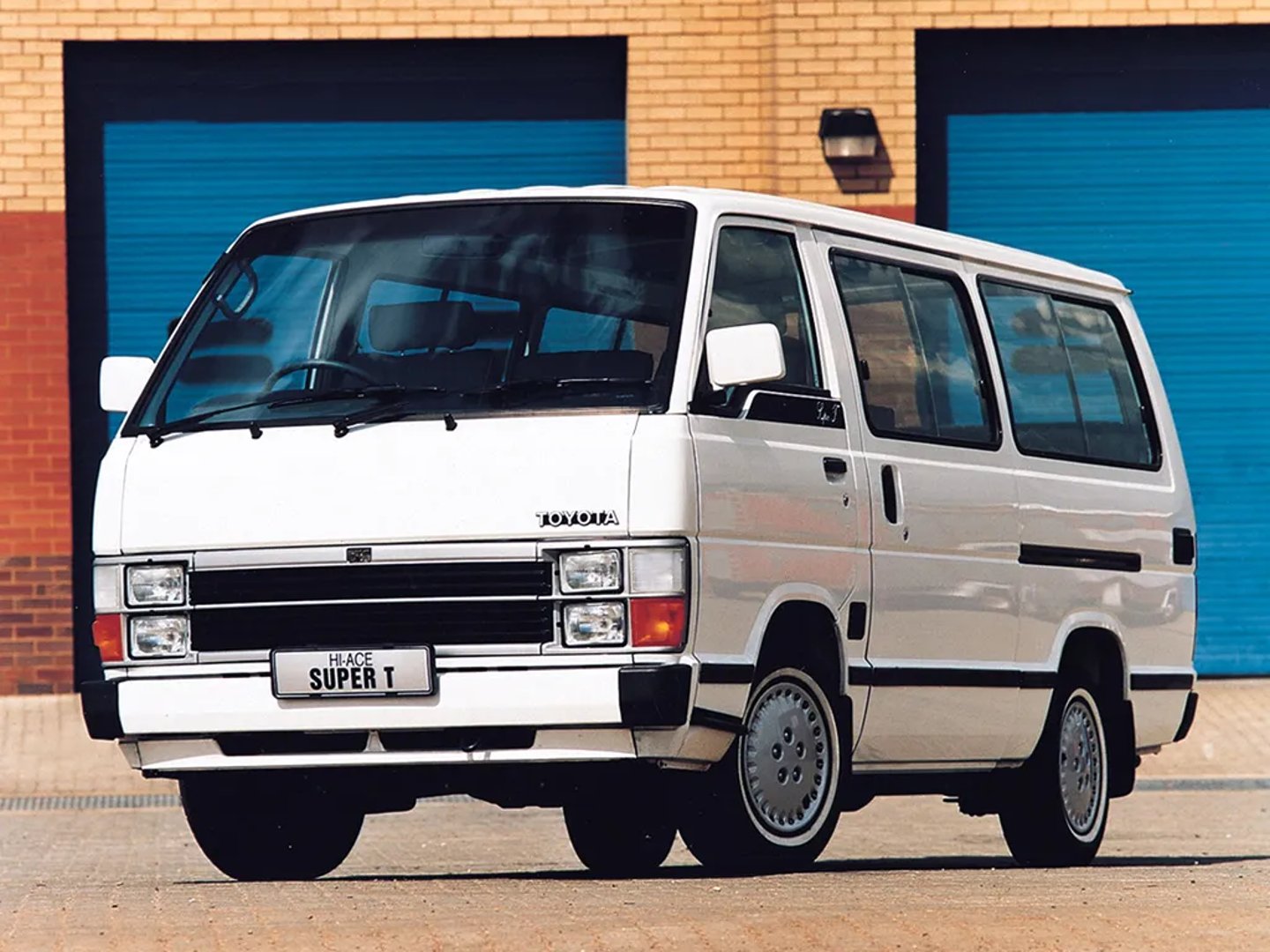 Toyota_HiAce_1_generation__Minivan__1.jpg
