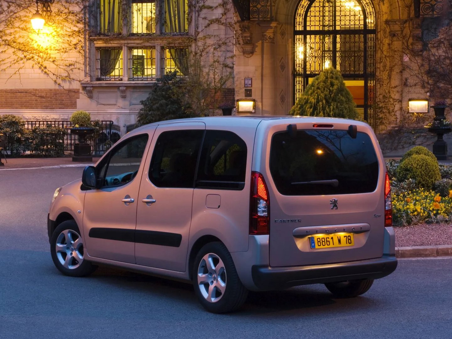 Peugeot_Partner_2_generation__Compact_Van__4.jpg