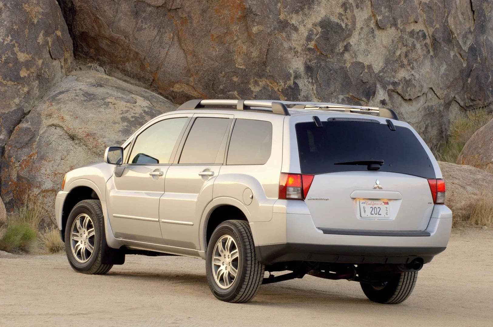 Mitsubishi_Endeavor_1_generation_restyling_1__SUV_5-doors__1.jpg
