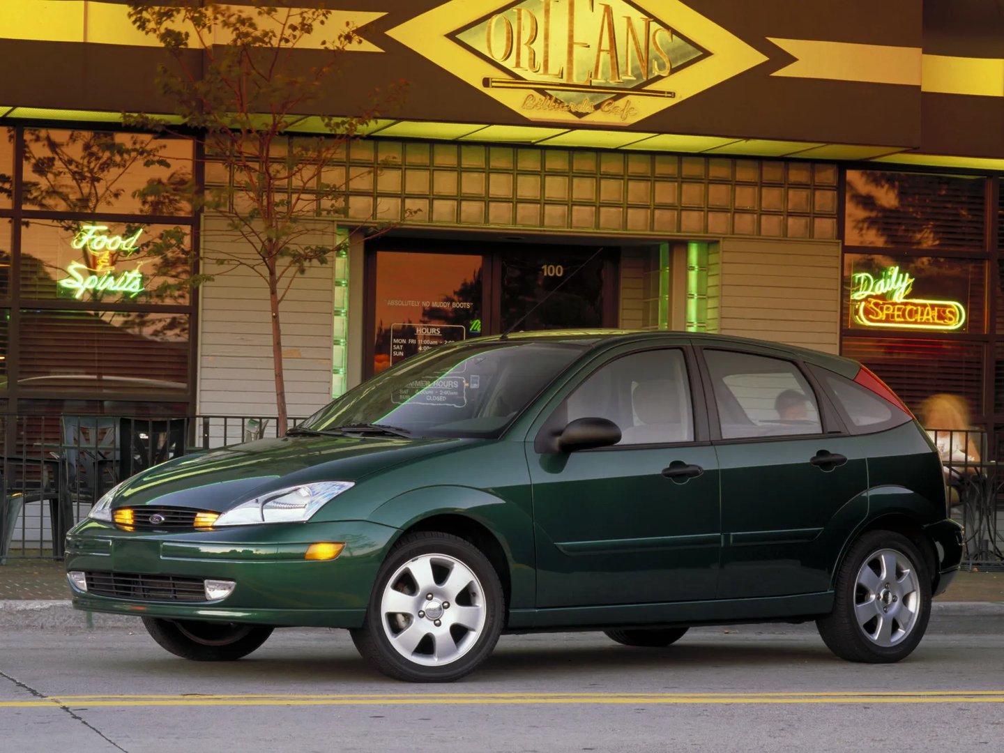 Ford_Focus_(North_America)_1_generation__Hatchback_5-door__2.jpg