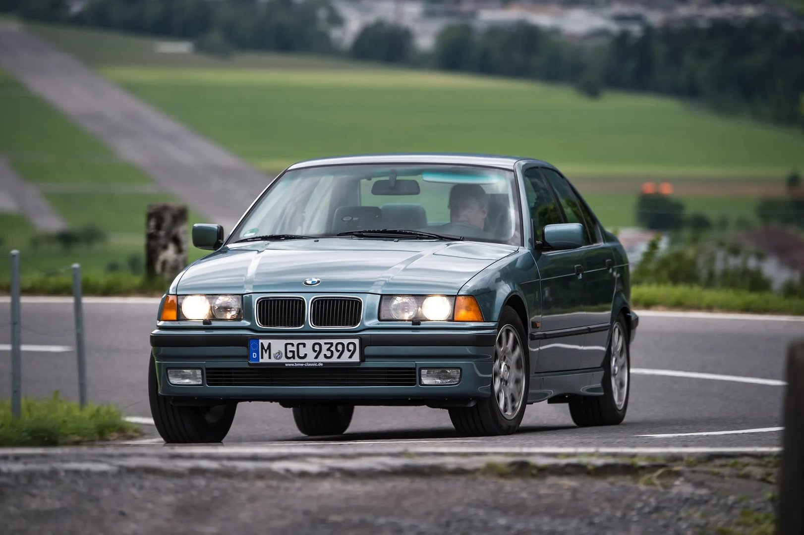 BMW_3_series_3_generation__Sedan__12.jpg