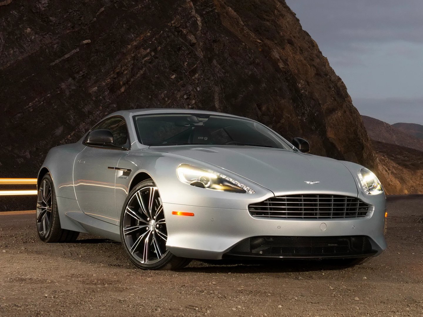 Aston Martin_DB9_1_generation_restyling_2__Coupe__12.jpg