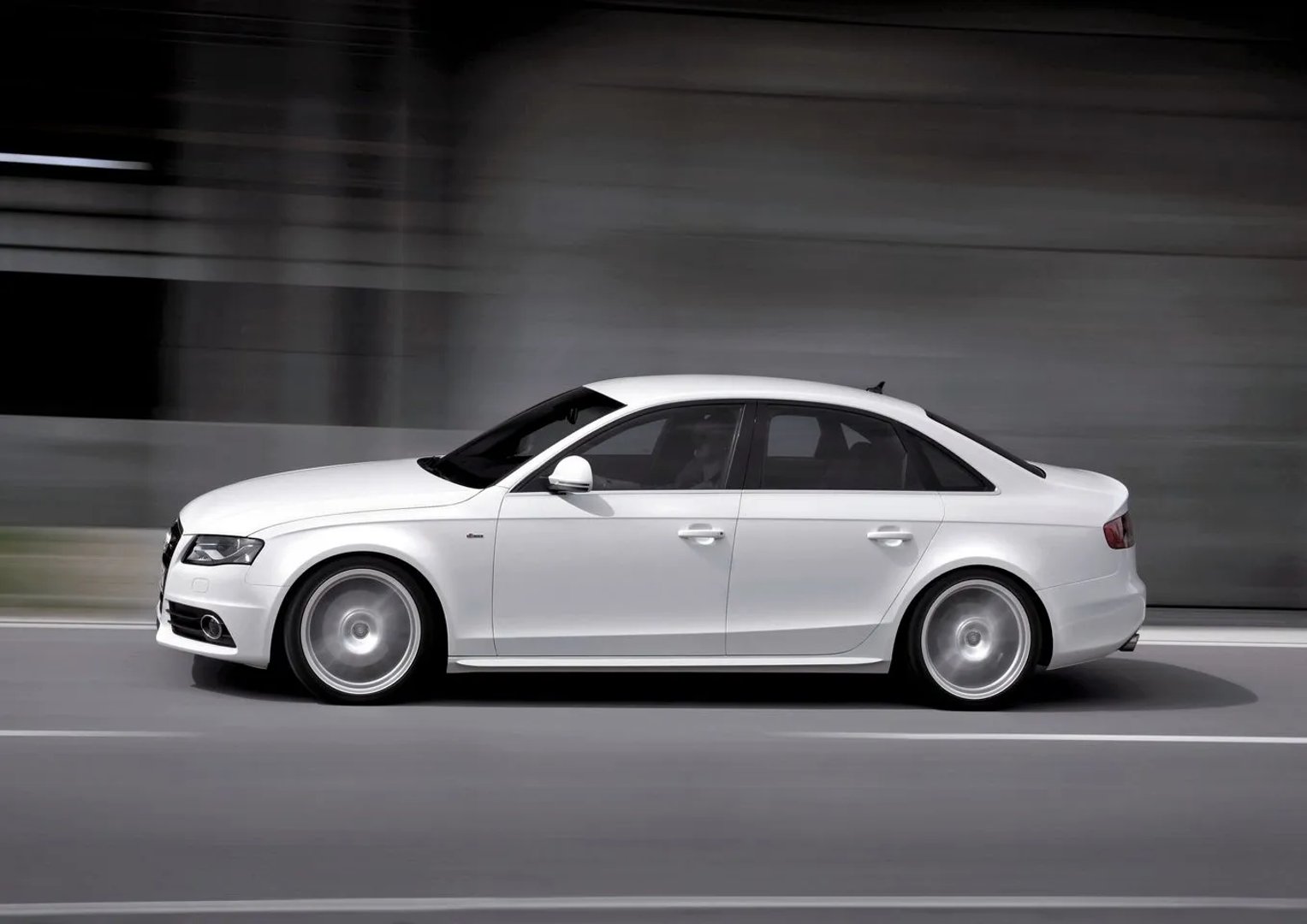 Audi_A4_4_generation__Sedan__4.jpg