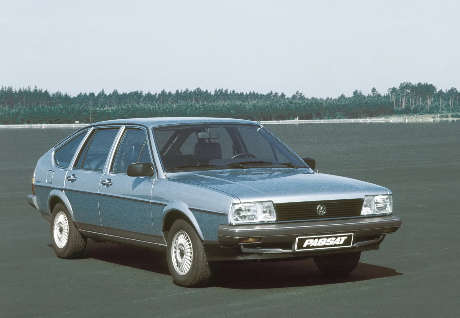 Volkswagen_Passat_2_generation__Hatchback_5-door__5.jpg