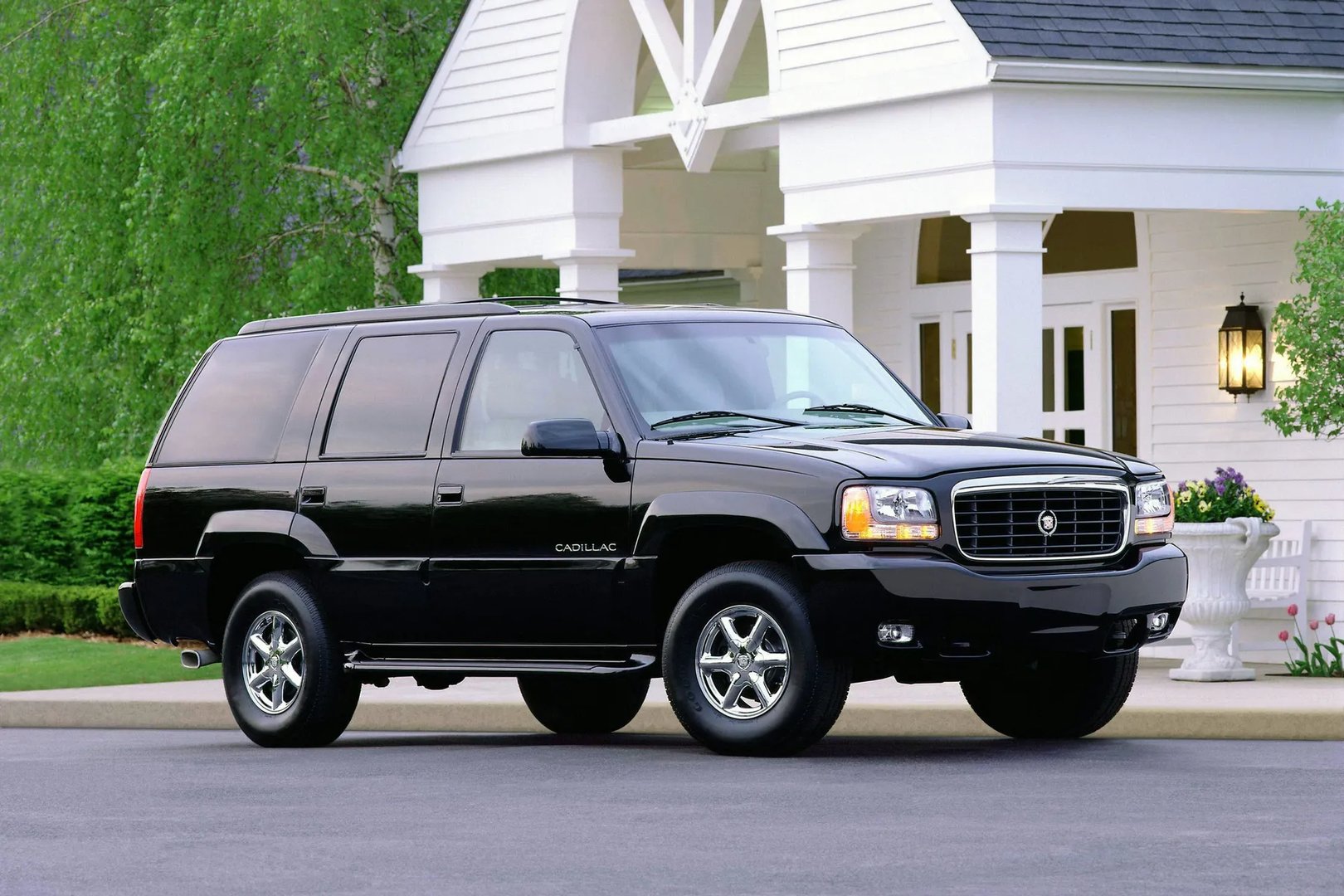 Cadillac_Escalade_1_generation__SUV_5-doors__7.jpg