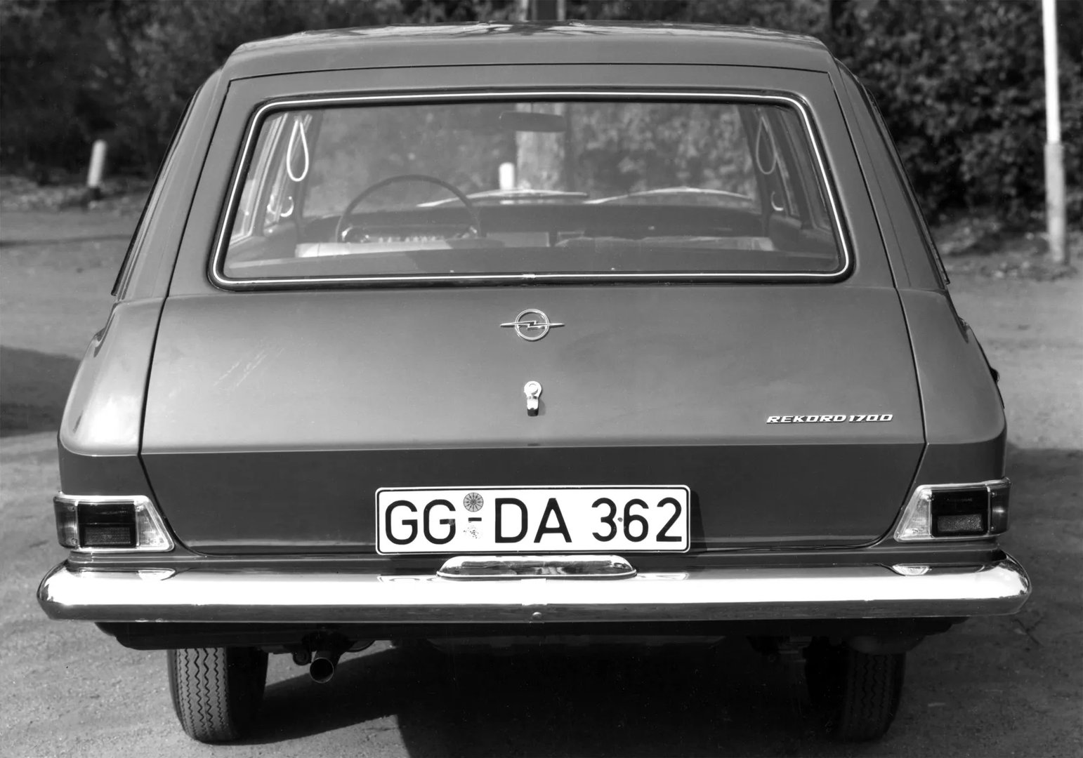 Opel_Rekord_2_generation__Estate_3-door__7.jpg