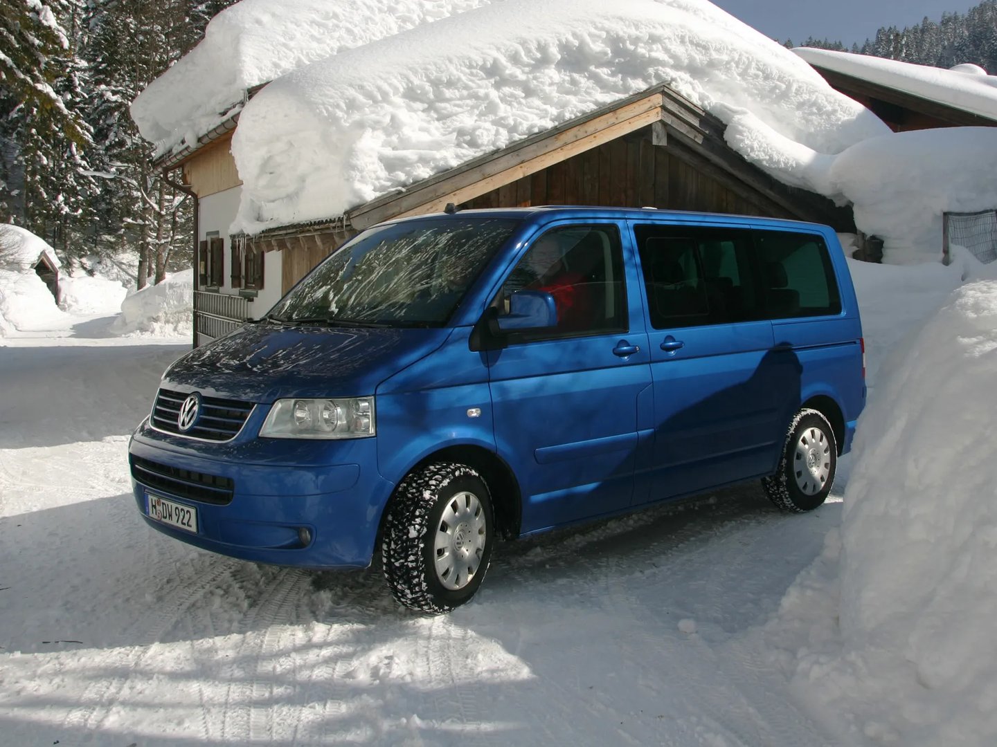 Volkswagen_Multivan_5_generation__Minivan__4.jpg