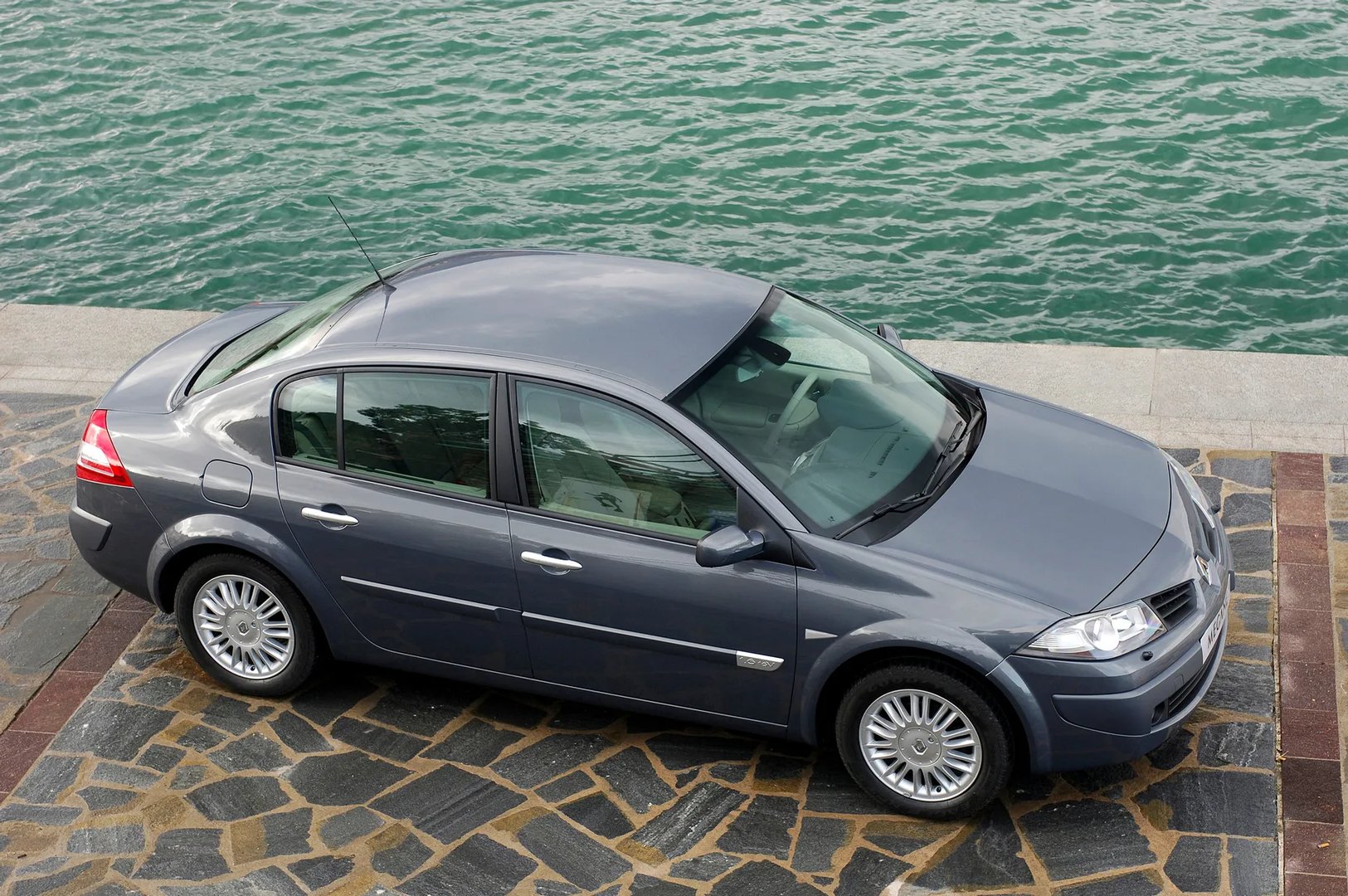 Renault_Megane_2_generation_restyling__Sedan__4.jpg