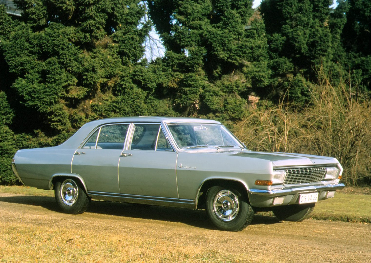 Opel_Diplomat_1_generation__Sedan__1.jpg