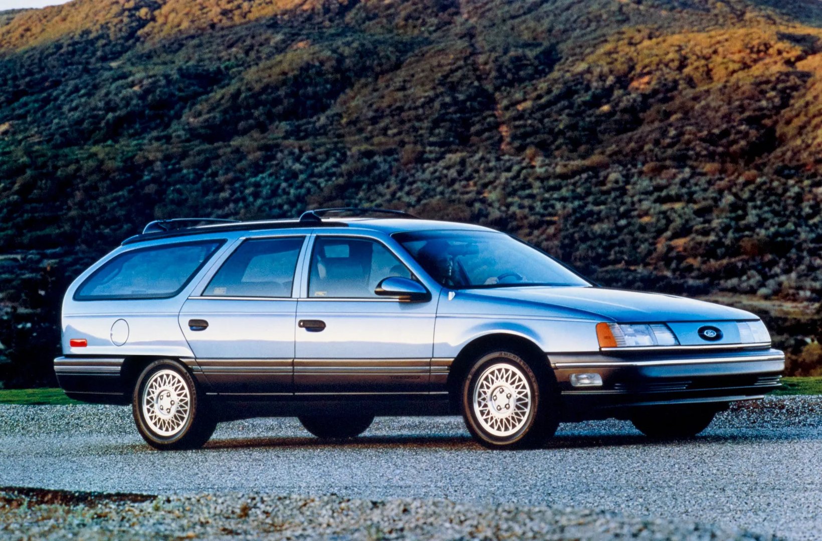 Ford_Taurus_1_generation__Estate_5-door__1.jpg