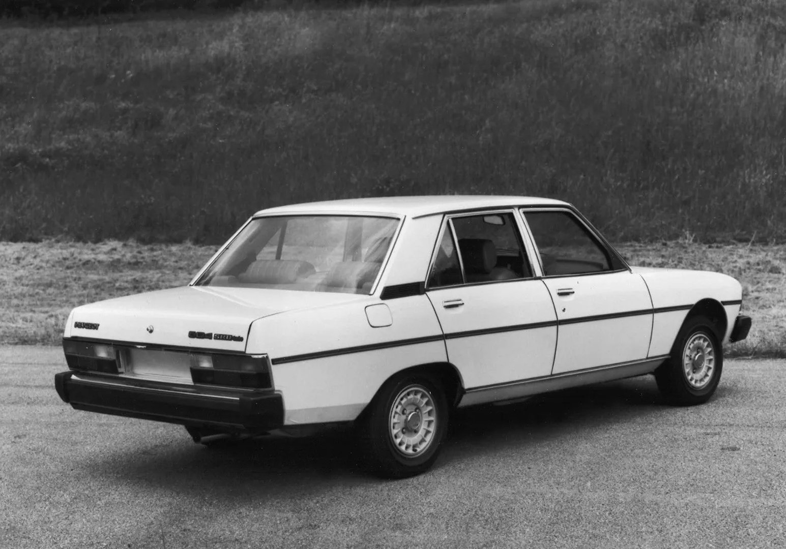 Peugeot_604_1_generation__Sedan__6.jpg