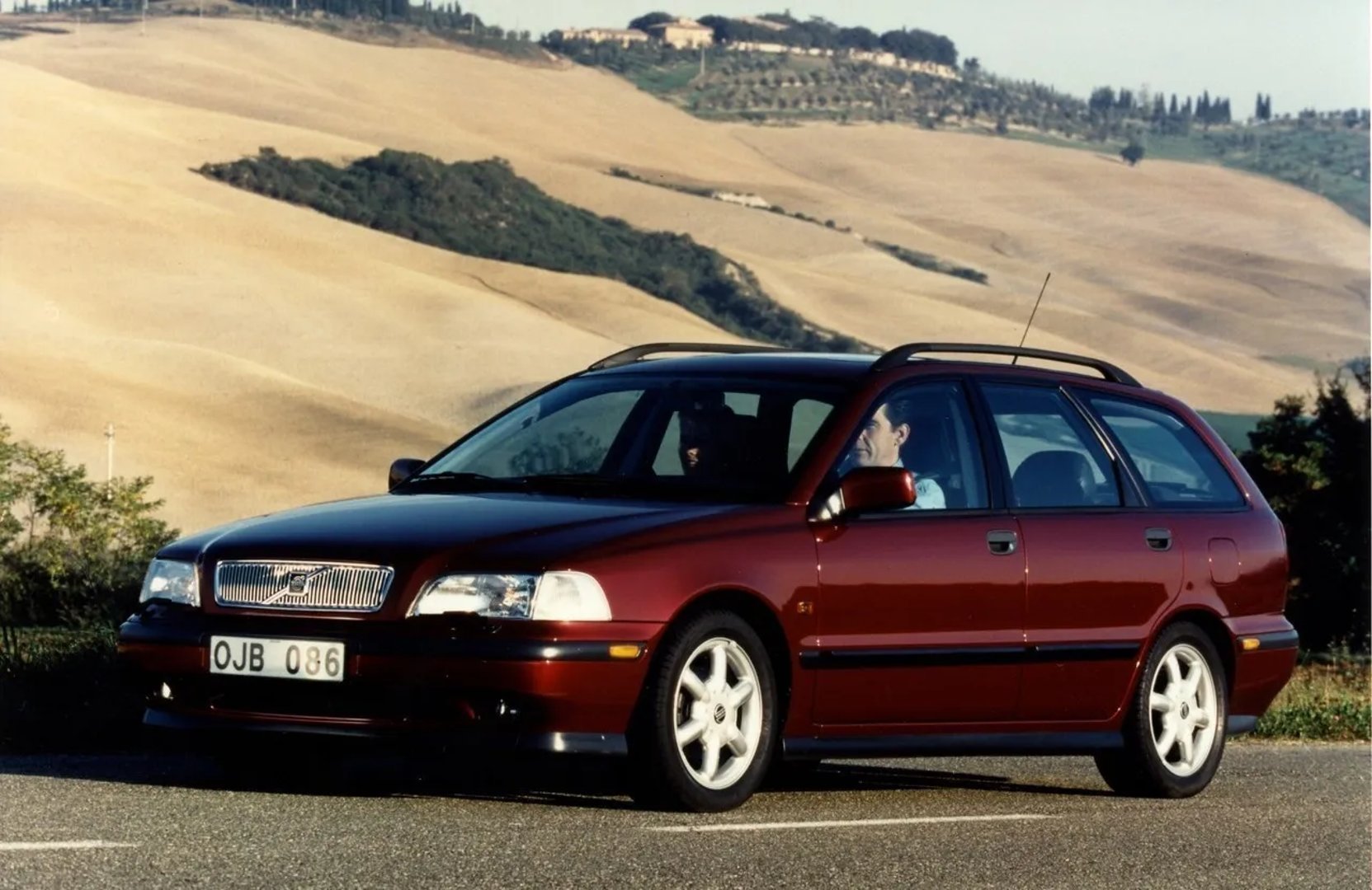 Volvo_V40_1_generation__Estate_5-door__2.jpg