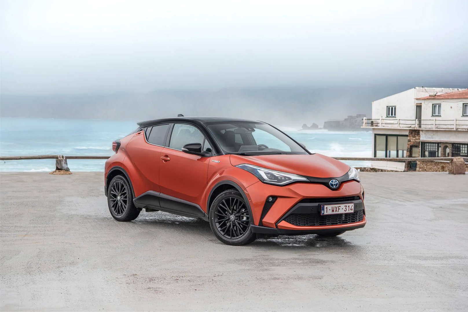Toyota_C-HR_1_generation_restyling__SUV_5-doors__12.jpg