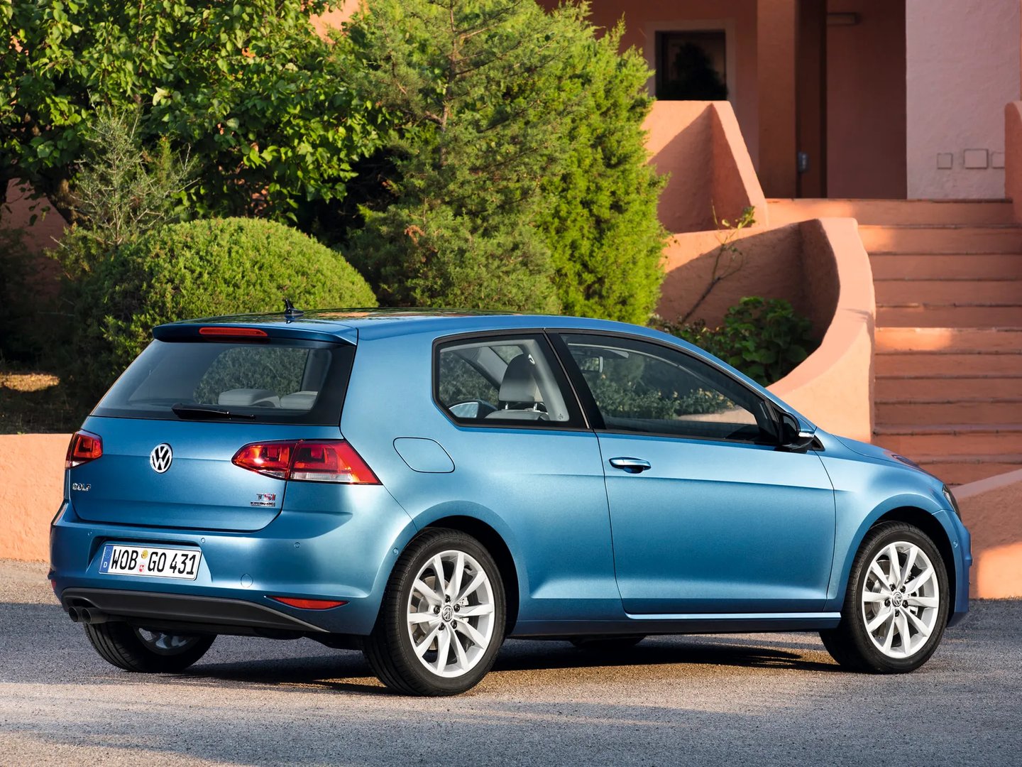 Volkswagen_Golf_7_generation__Hatchback_3-door__5.jpg